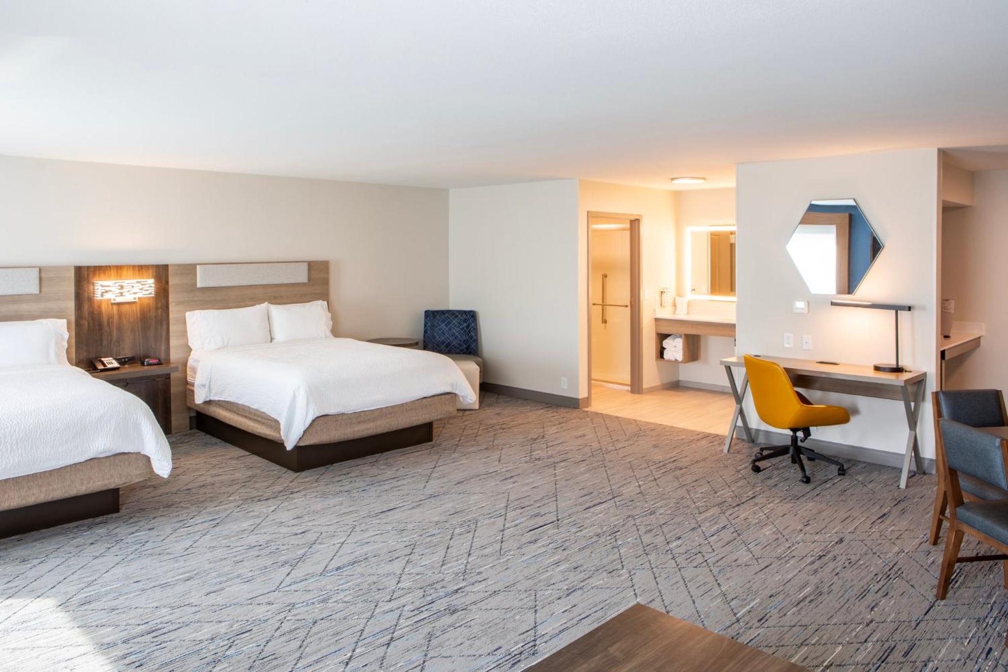 Queen Suite with Two Queen Beds - Photo 1