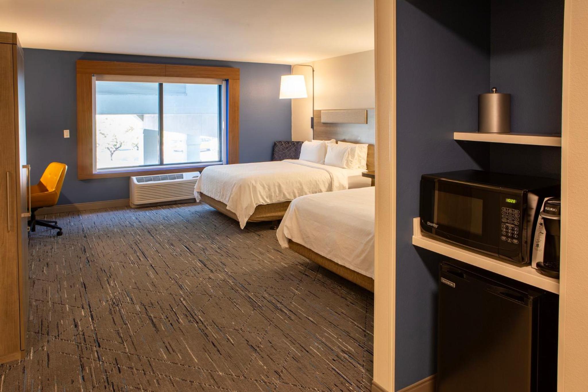 Standard Queen Room with Two Queen Beds and Mobility Accessible Tub photo 2