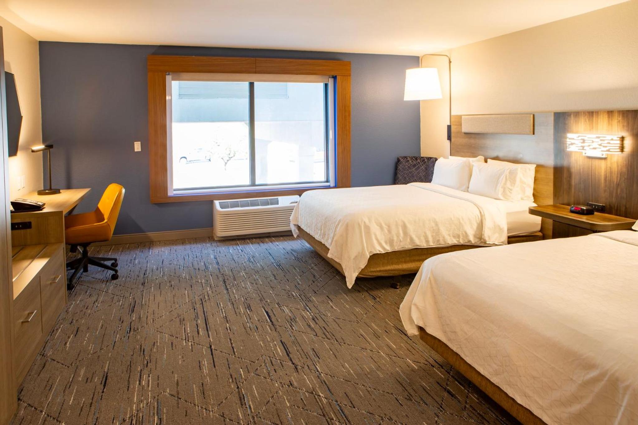 Standard Queen Room with Two Queen Beds - Hearing Accessible - Photo 6