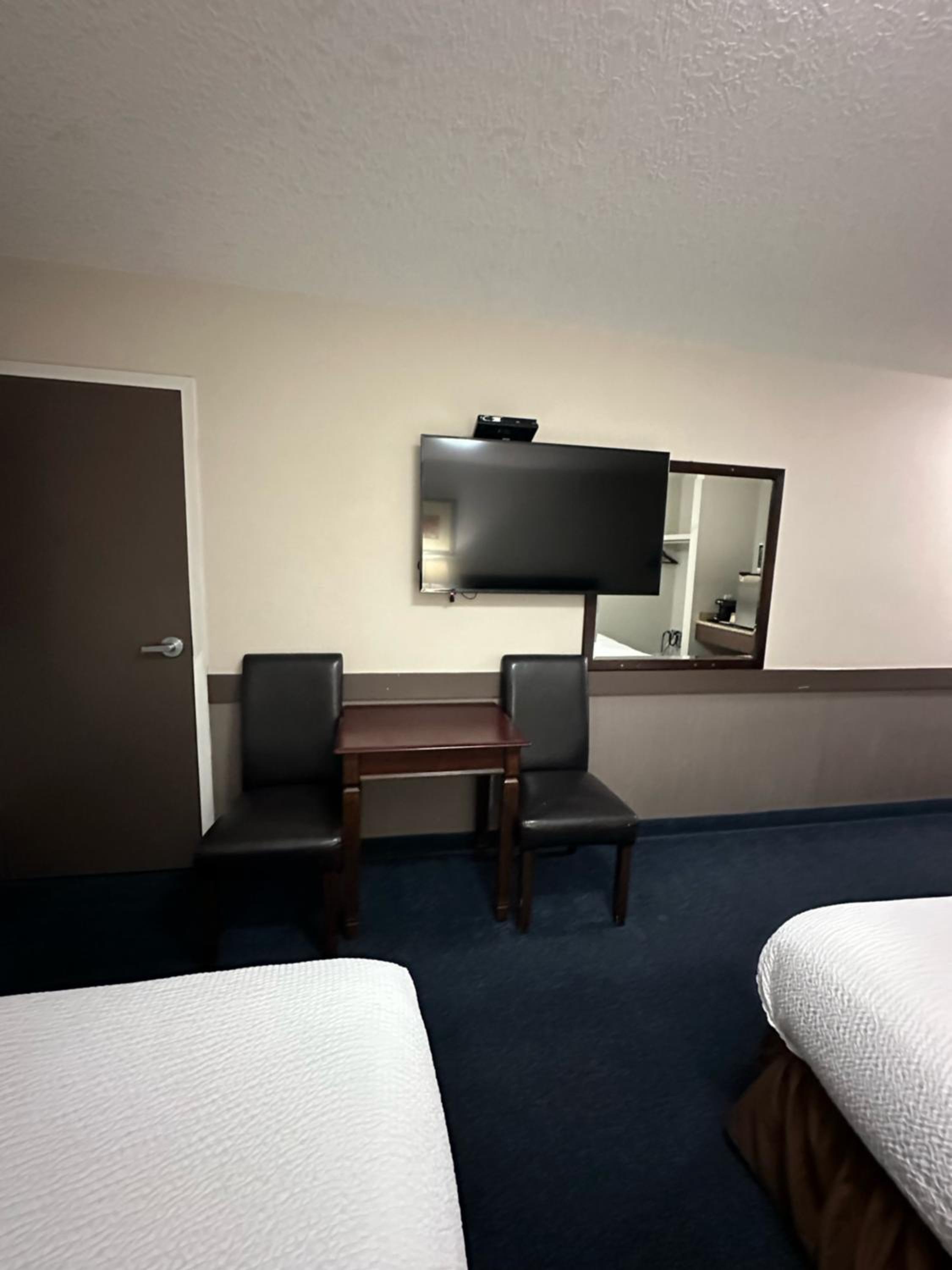 Queen Room with Two Queen Beds - Non-Smoking - Photo 3