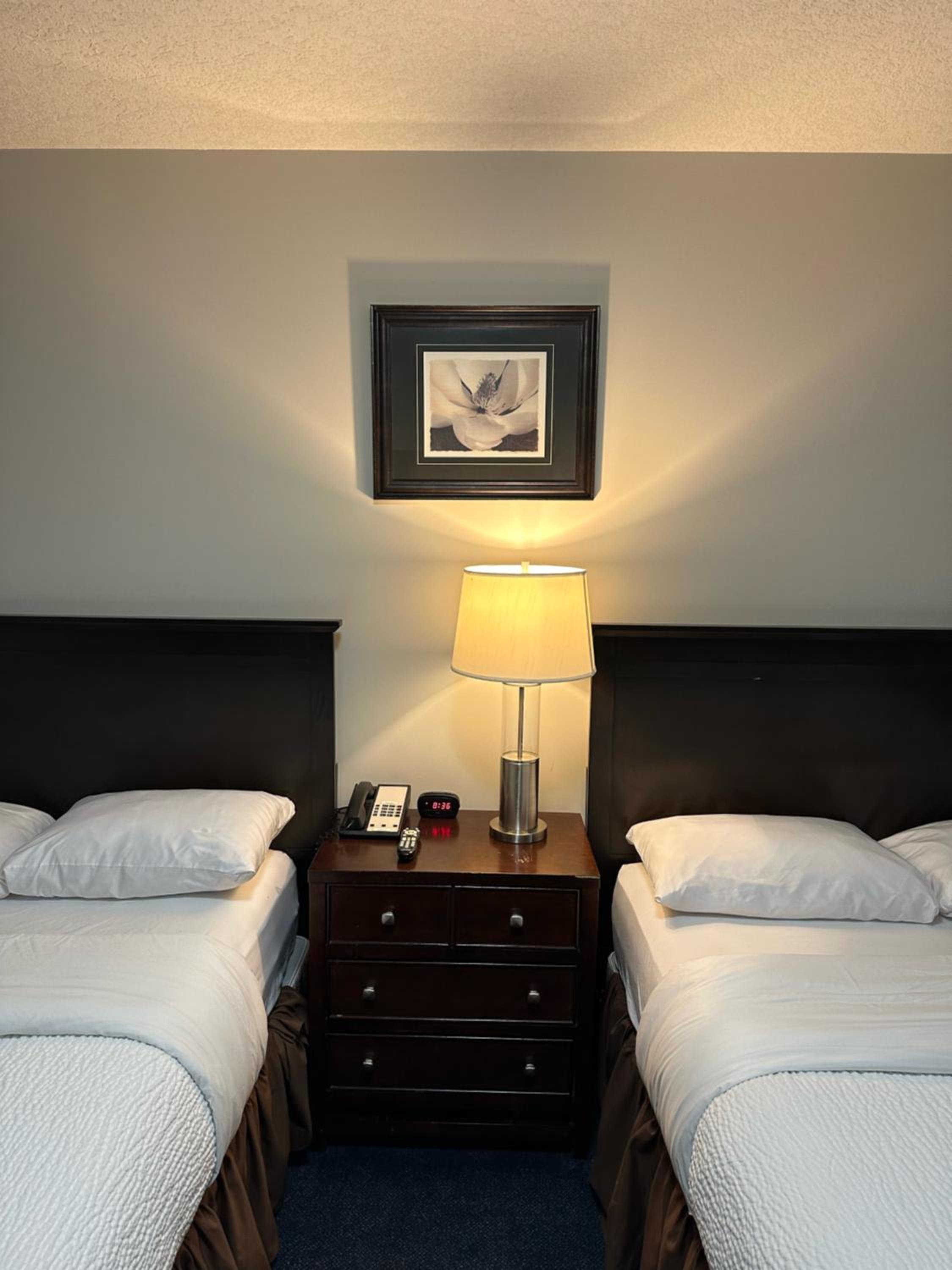 Queen Room with Two Queen Beds - Non-Smoking - Photo 2