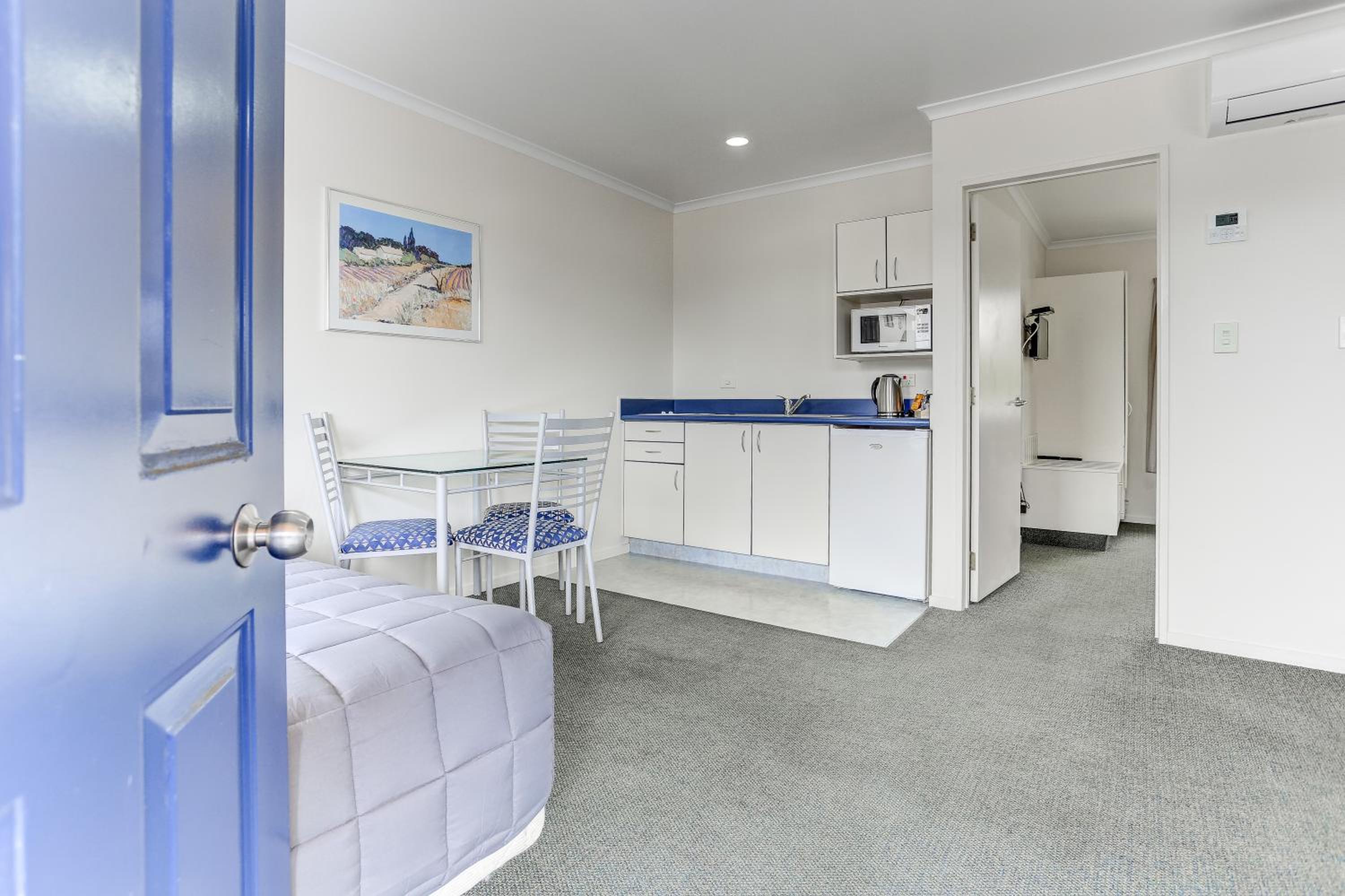 One-Bedroom Apartment - Photo 2
