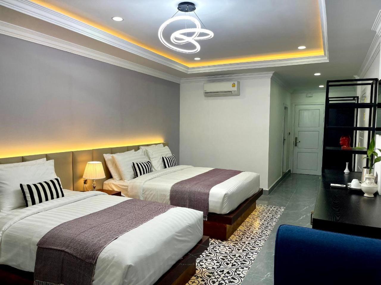 Deluxe Family Suite - Photo 2
