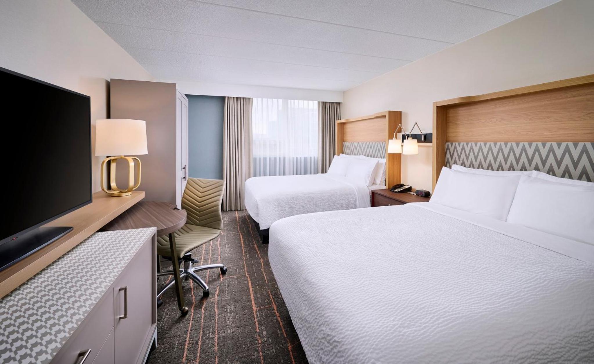 Standard Room with Two Queen Beds - Photo 3