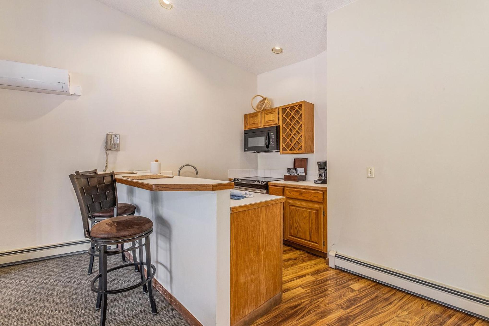 Suite with Spa Bath and Kitchenette with Stove