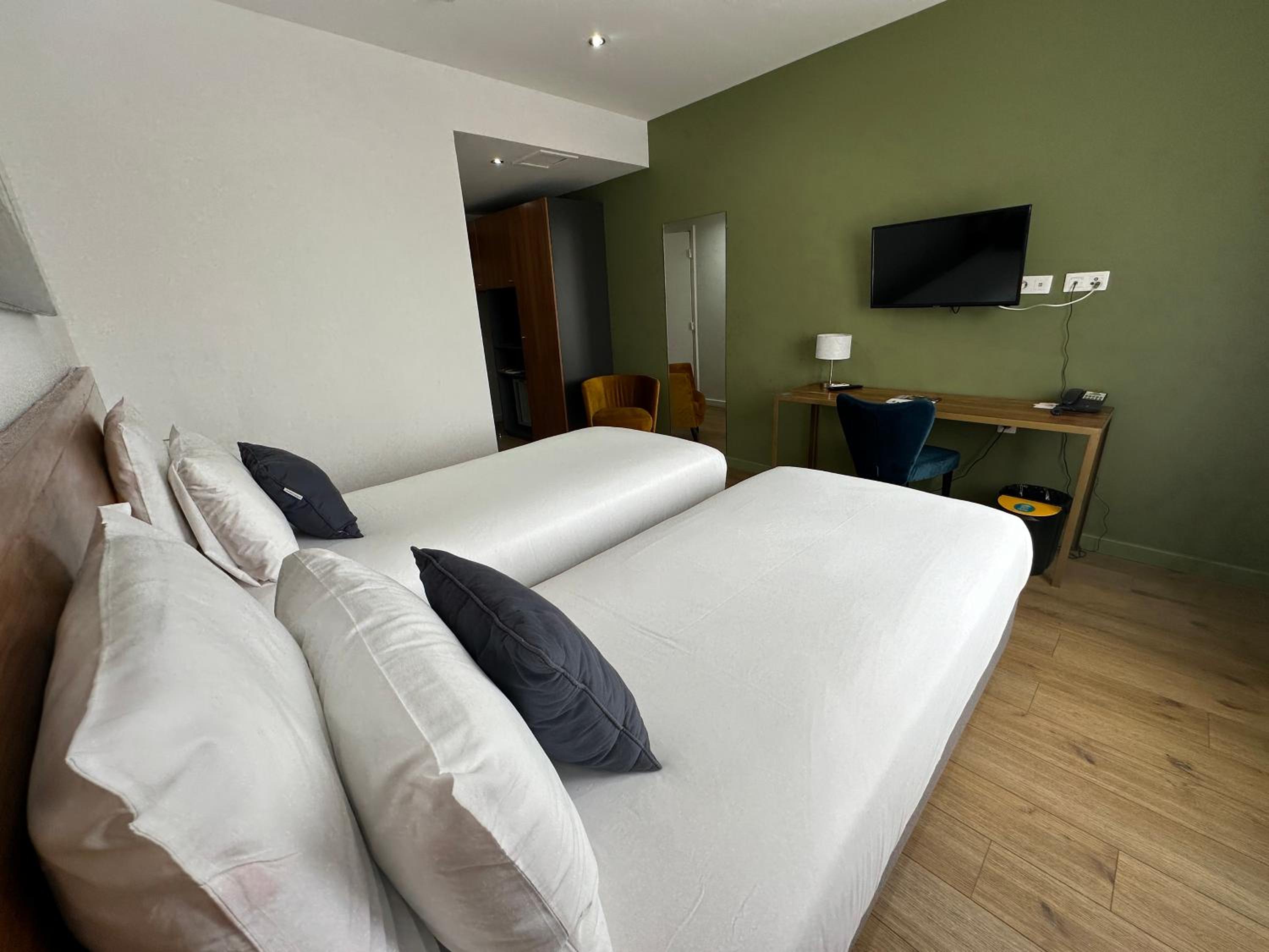 Standard Twin Room - Photo 2