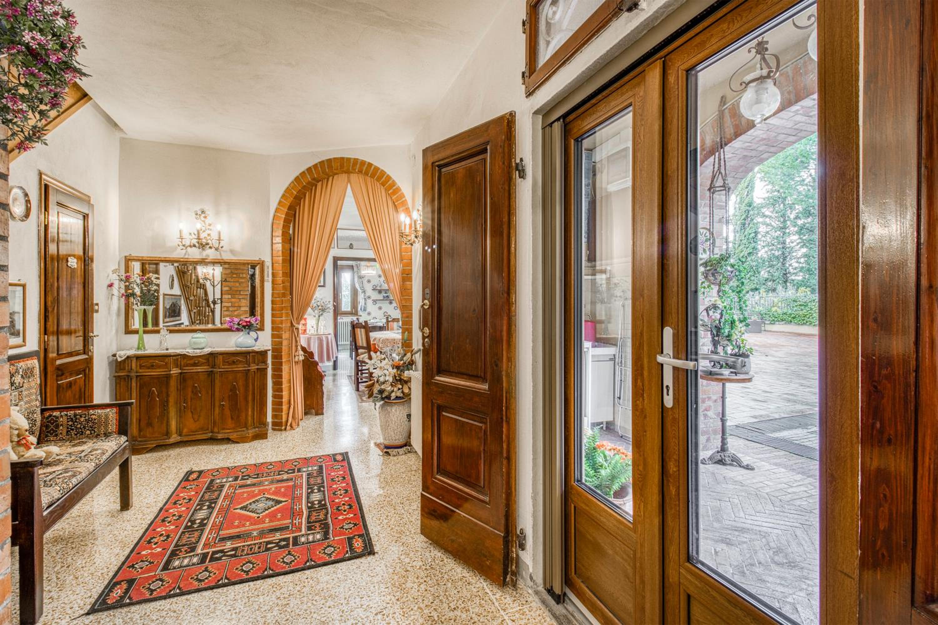 Five-Bedroom House photo 1
