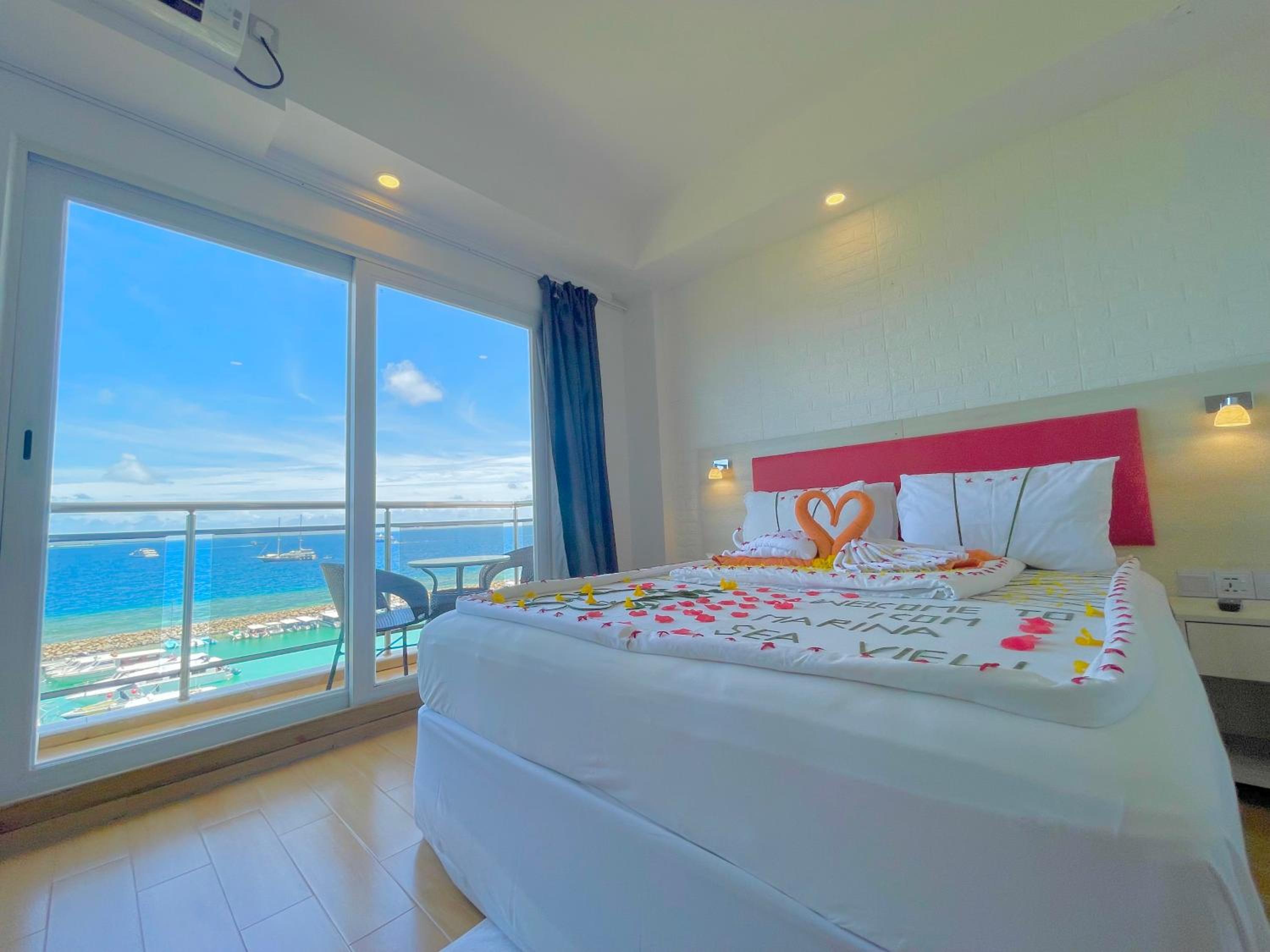 Queen Room with Sea View - Photo 8