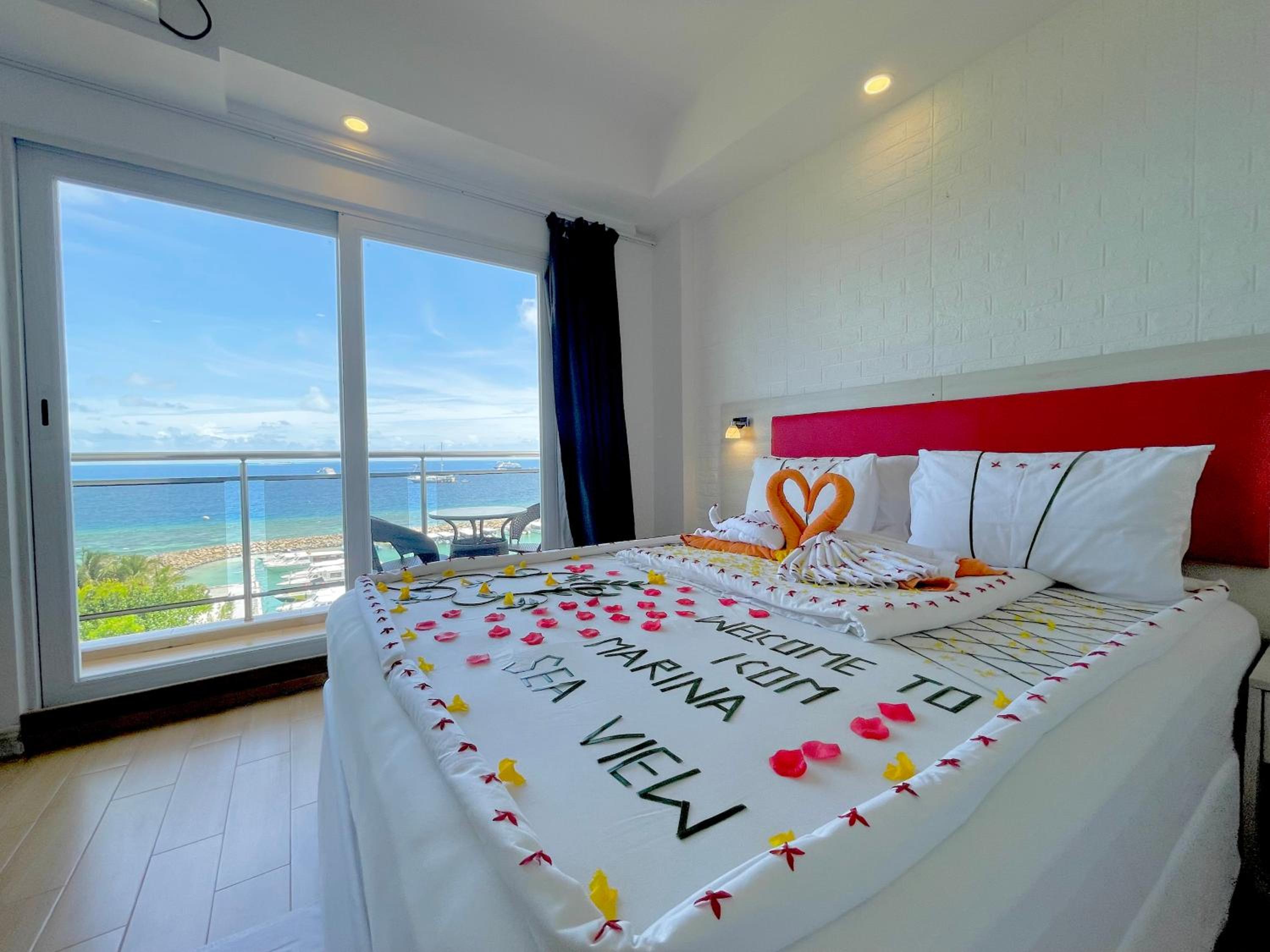 Queen Room with Sea View - Photo 9