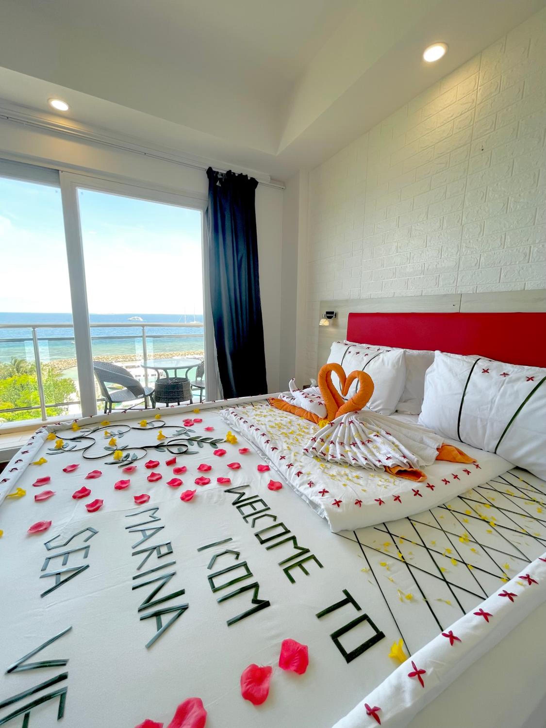 Queen Room with Sea View - Photo 2