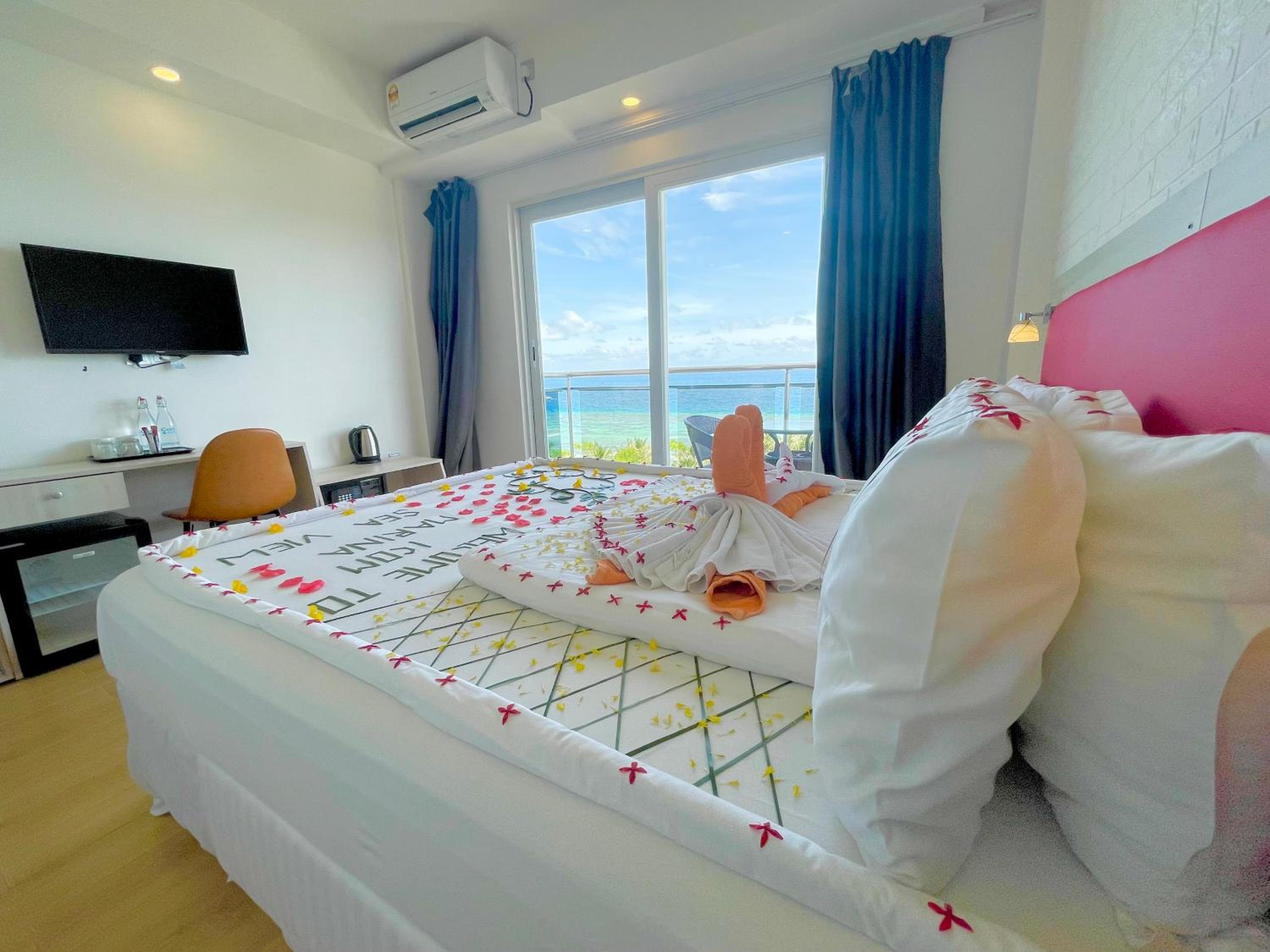 Queen Room with Sea View - Photo 11