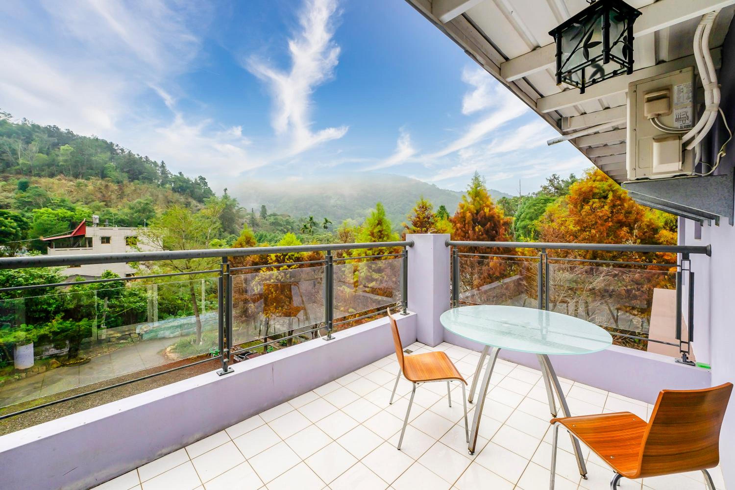Family Room with Mountain View photo 3