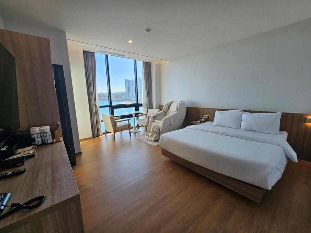 Deluxe Suite with Sea View photo 1