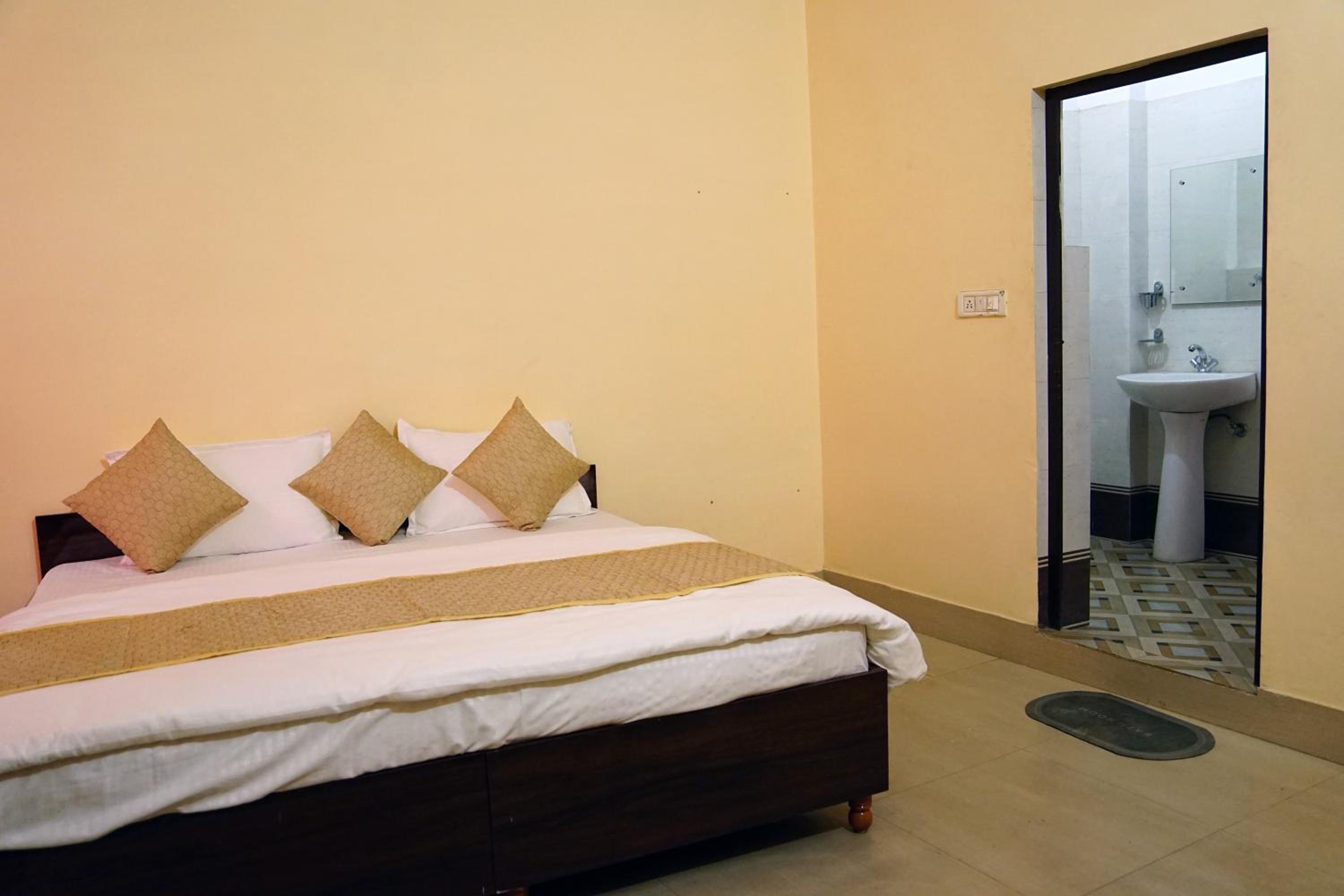 Deluxe Double Room (2 Adults + 1 Child) photo 1