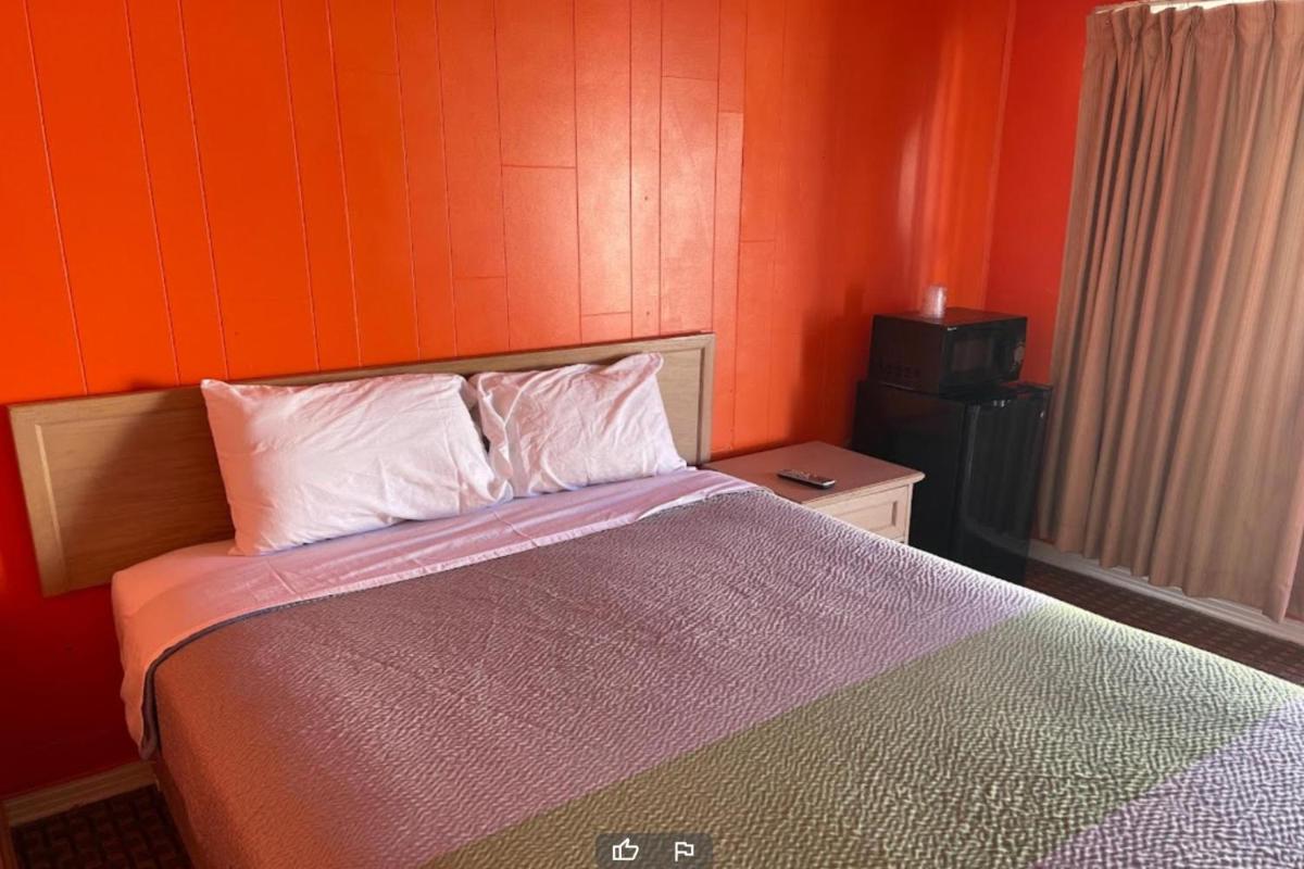 Queen Room photo 2