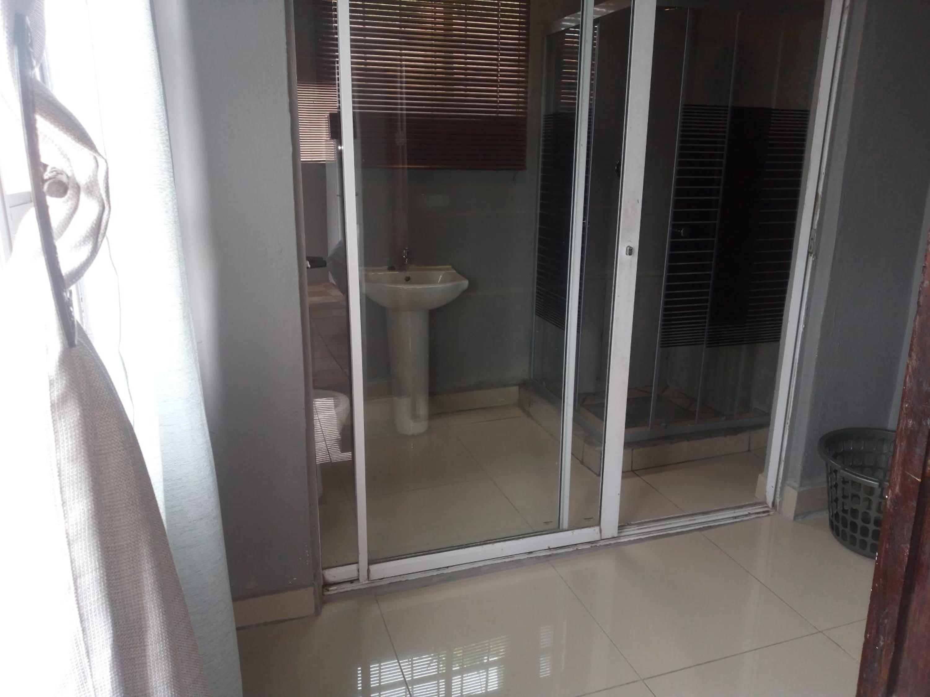 Deluxe Double Room with Shower - Photo 3