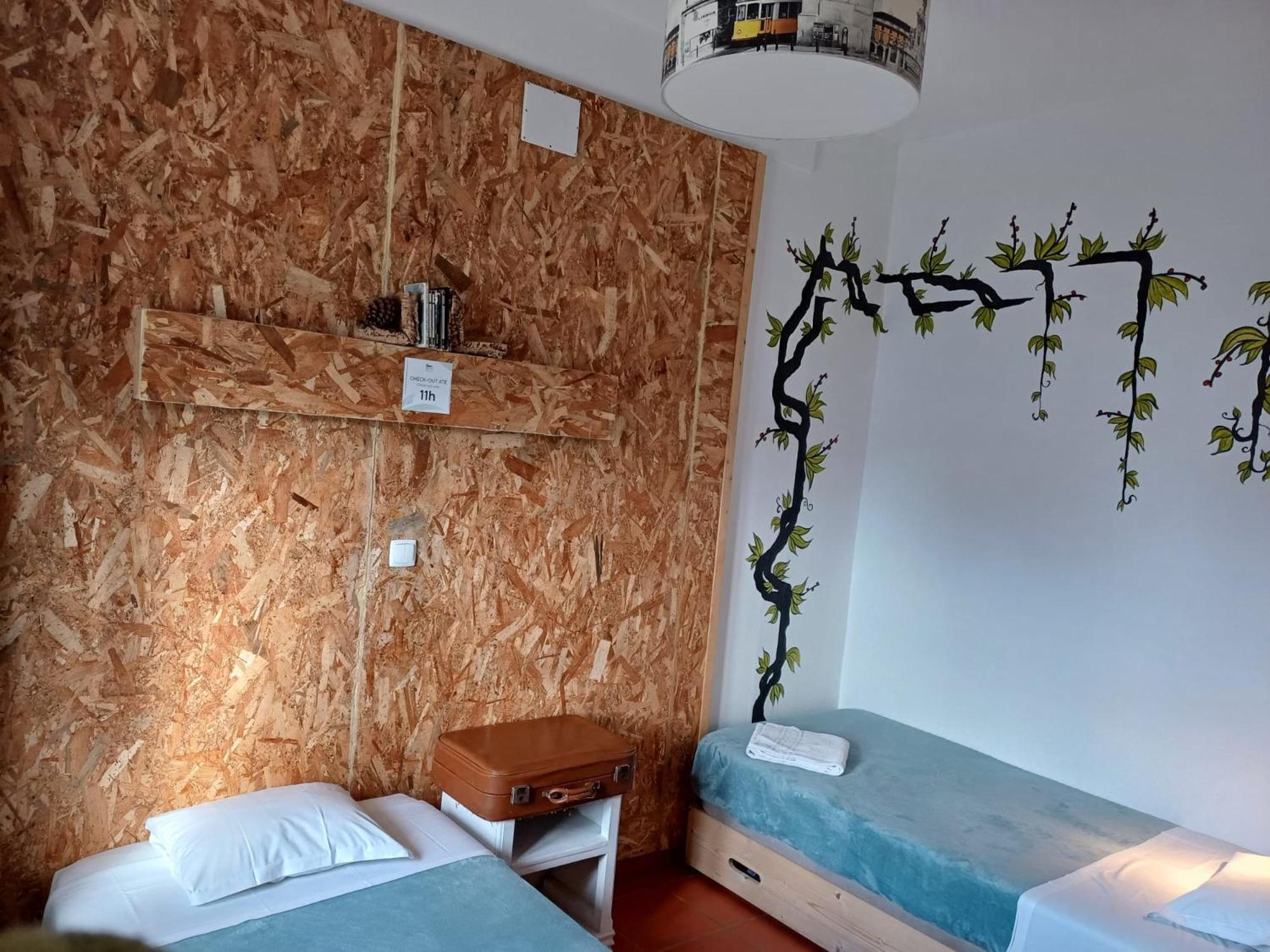 Standard Twin Room with Shared Bathroom photo 2