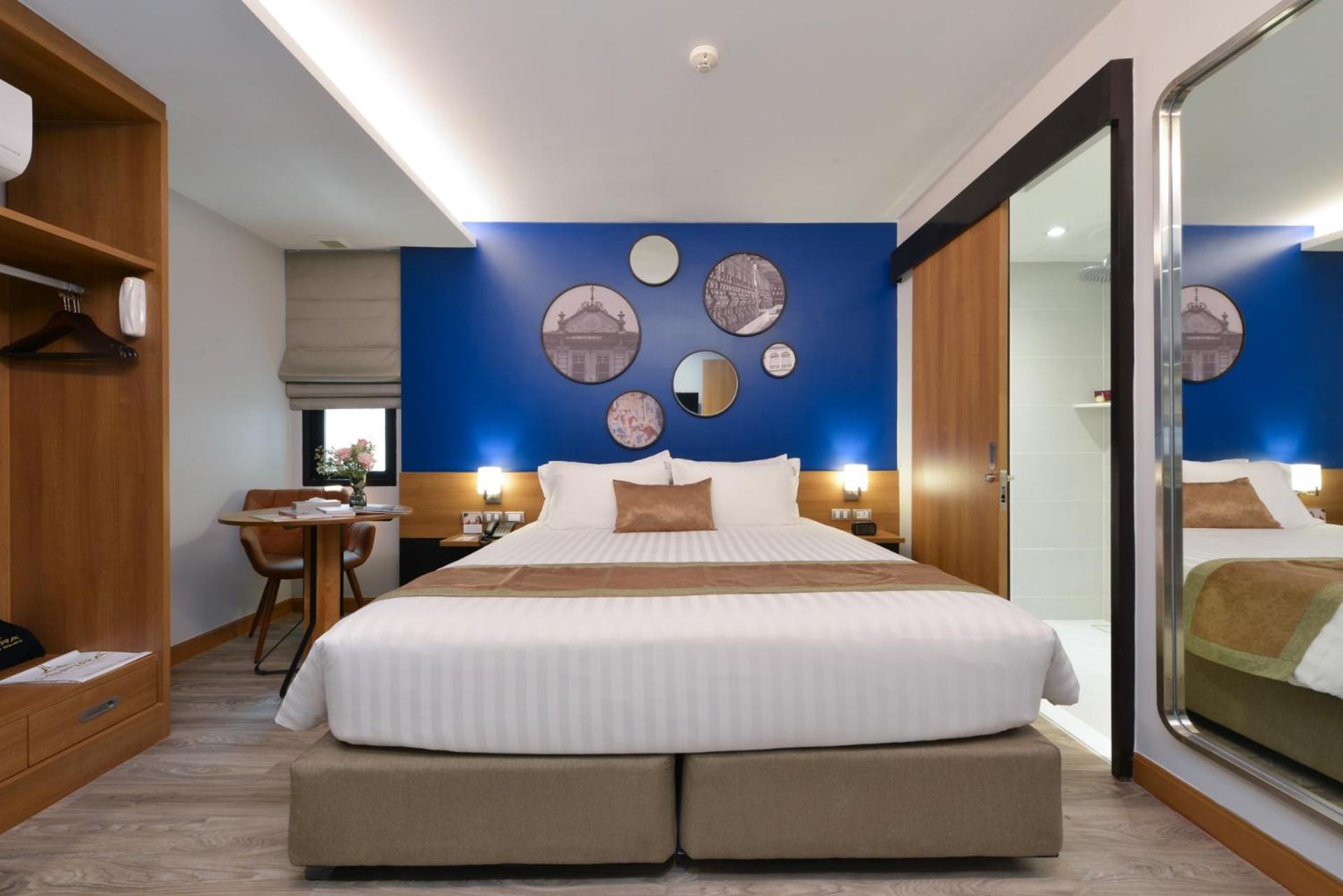 Premier King Room photo 3