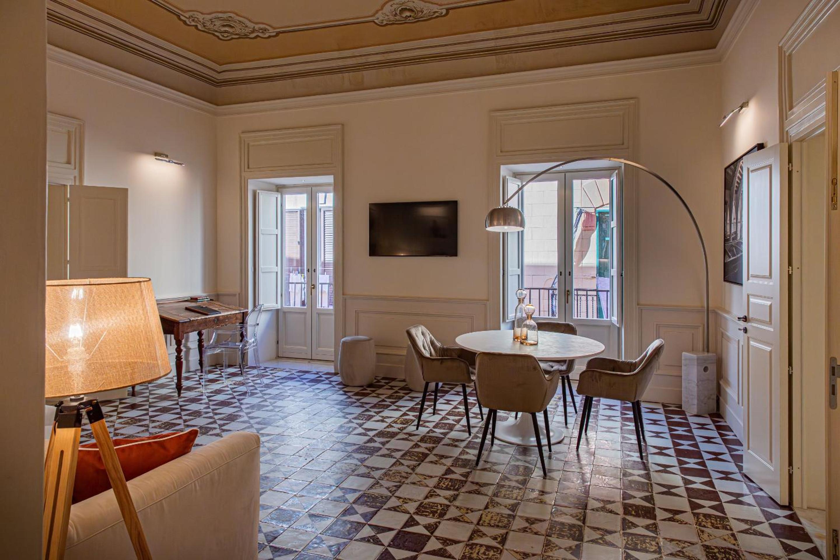 Executive Suite - Photo 12