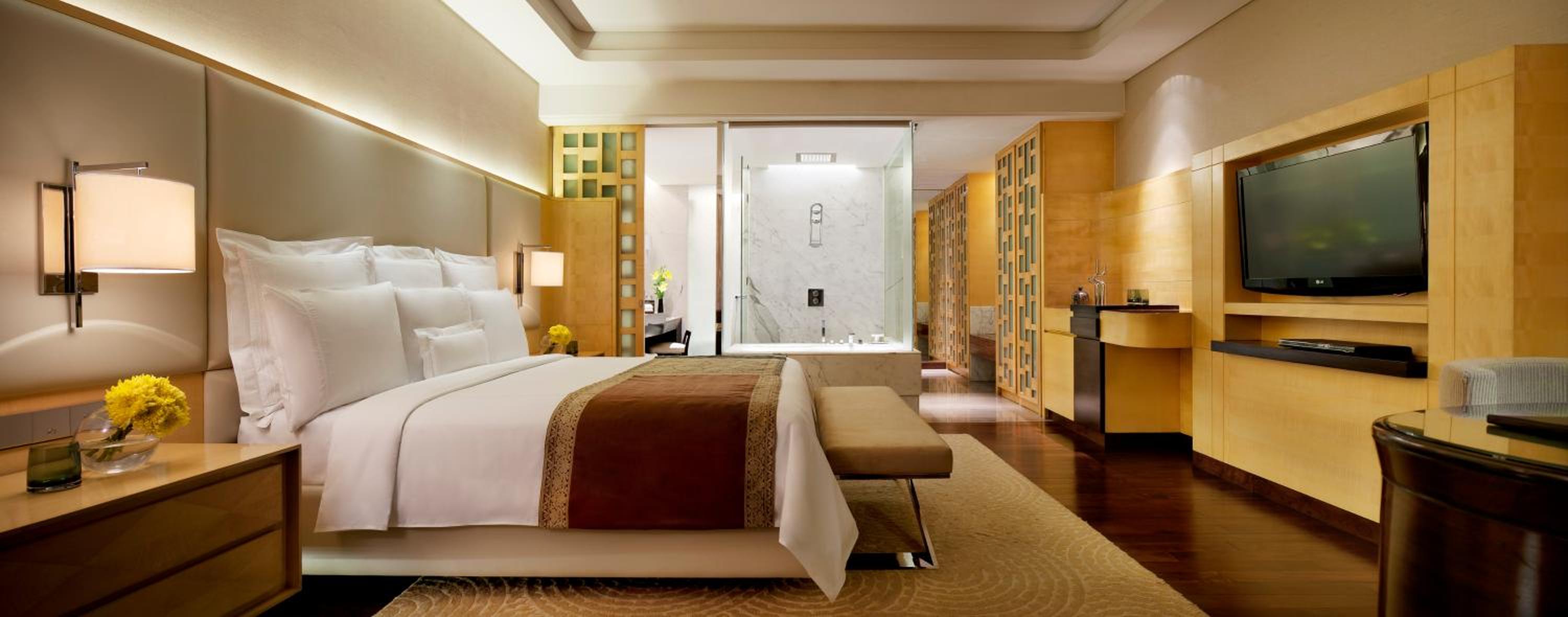 Executive King Room with complimentary Breakfast & Club access with unlimited IMFL Beverages 5PM to 7PM. INR 2,000 Credit on select hotel services - Photo 1