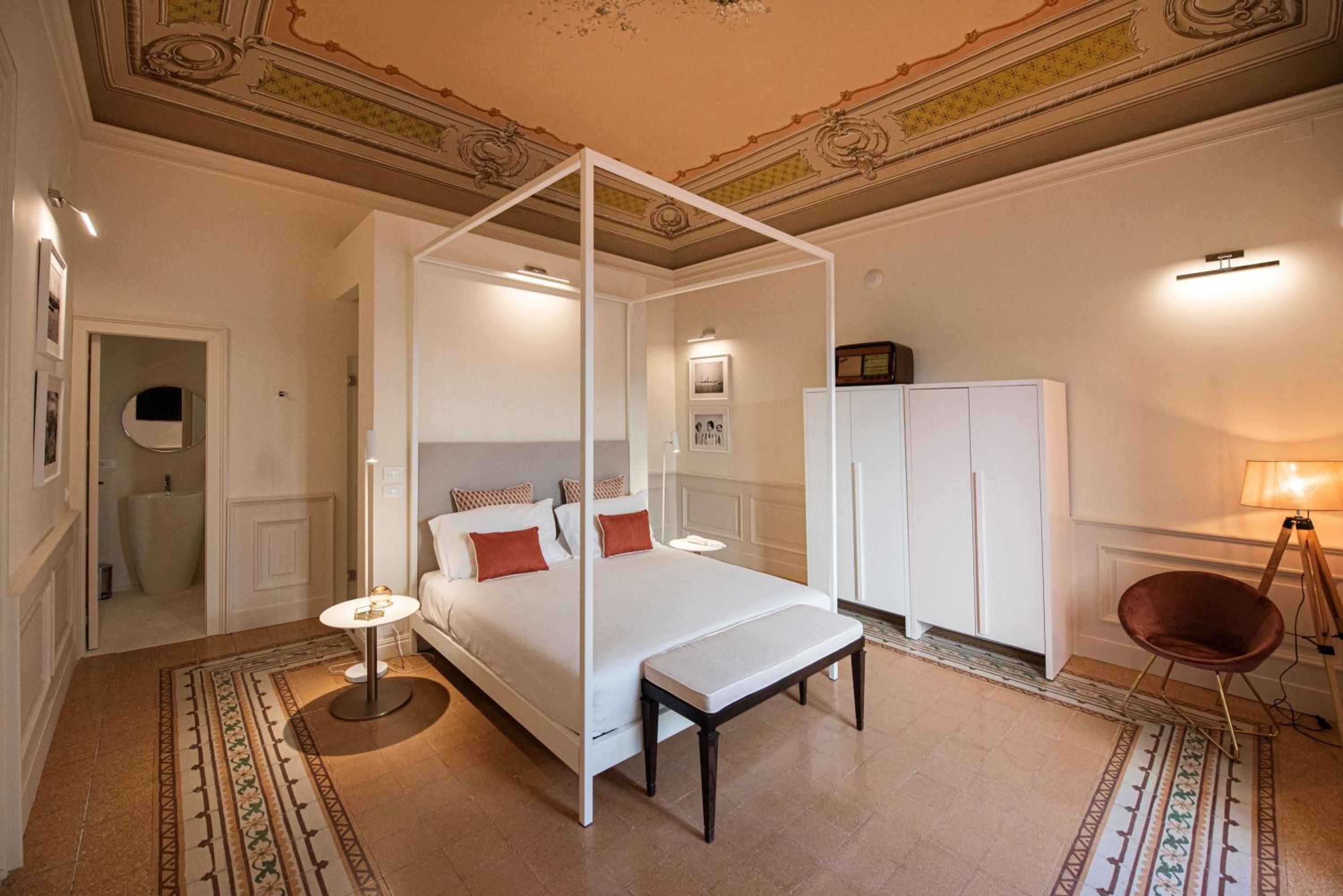 Executive Suite - Photo 9