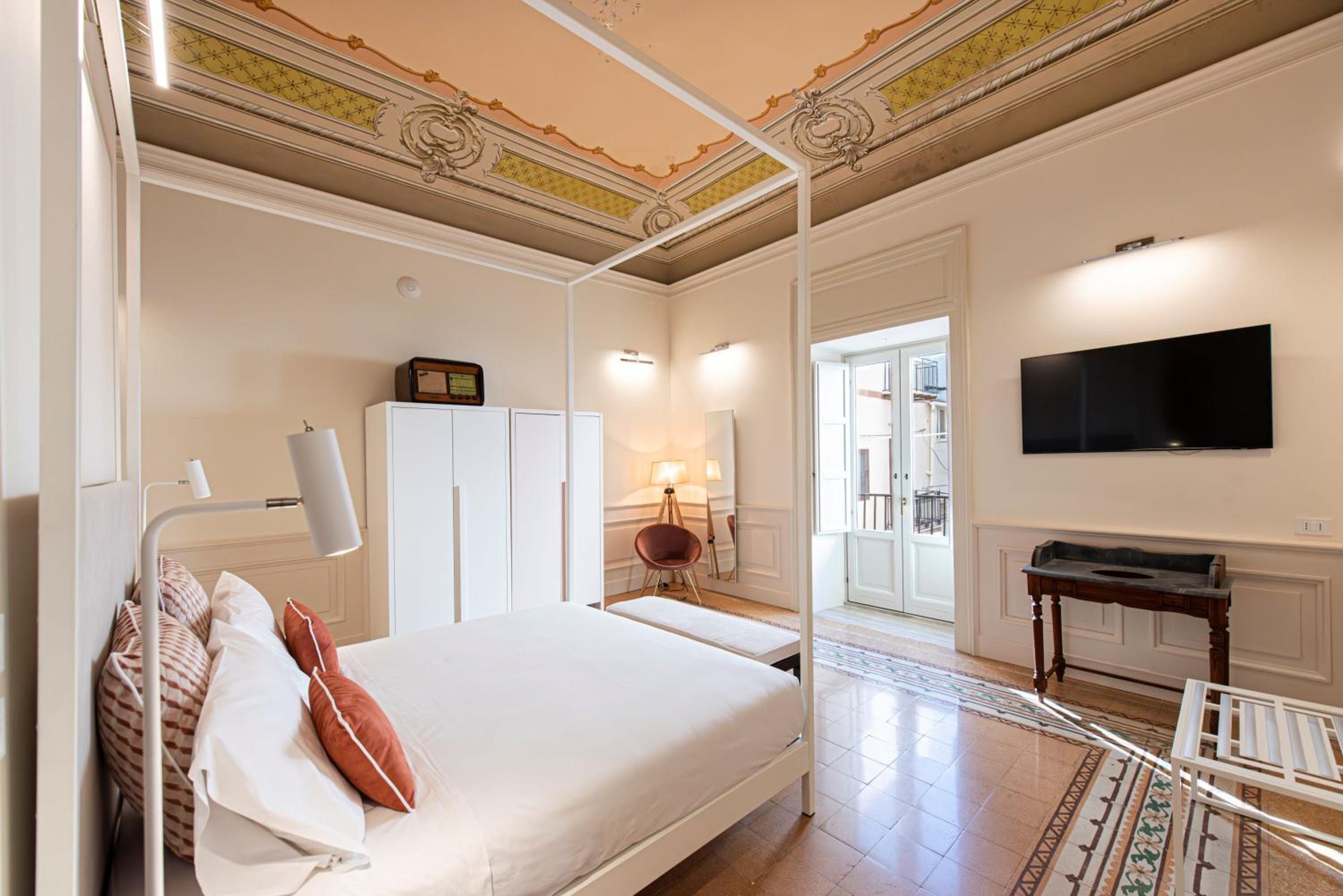 Executive Suite - Photo 8