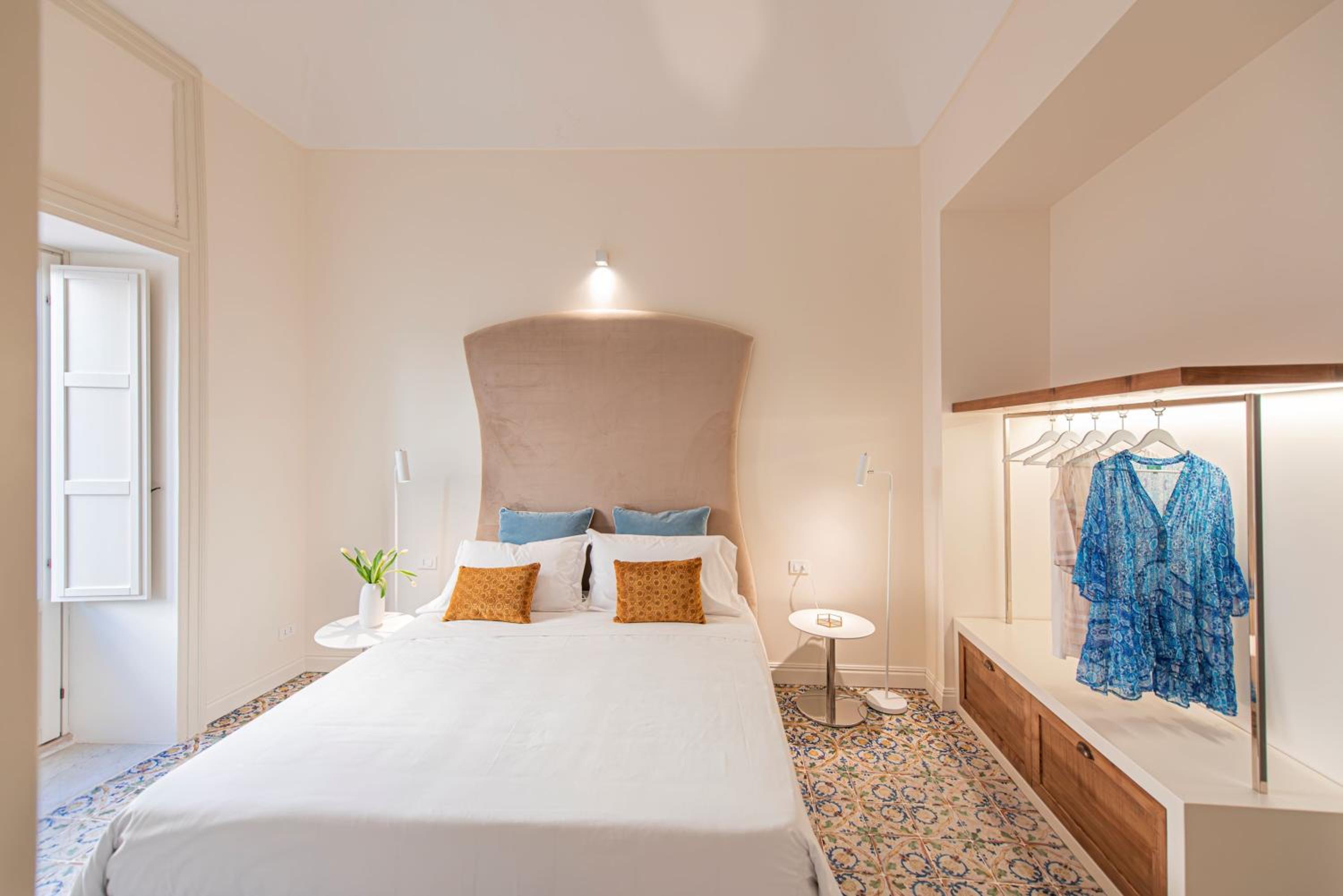 Executive Suite - Photo 18