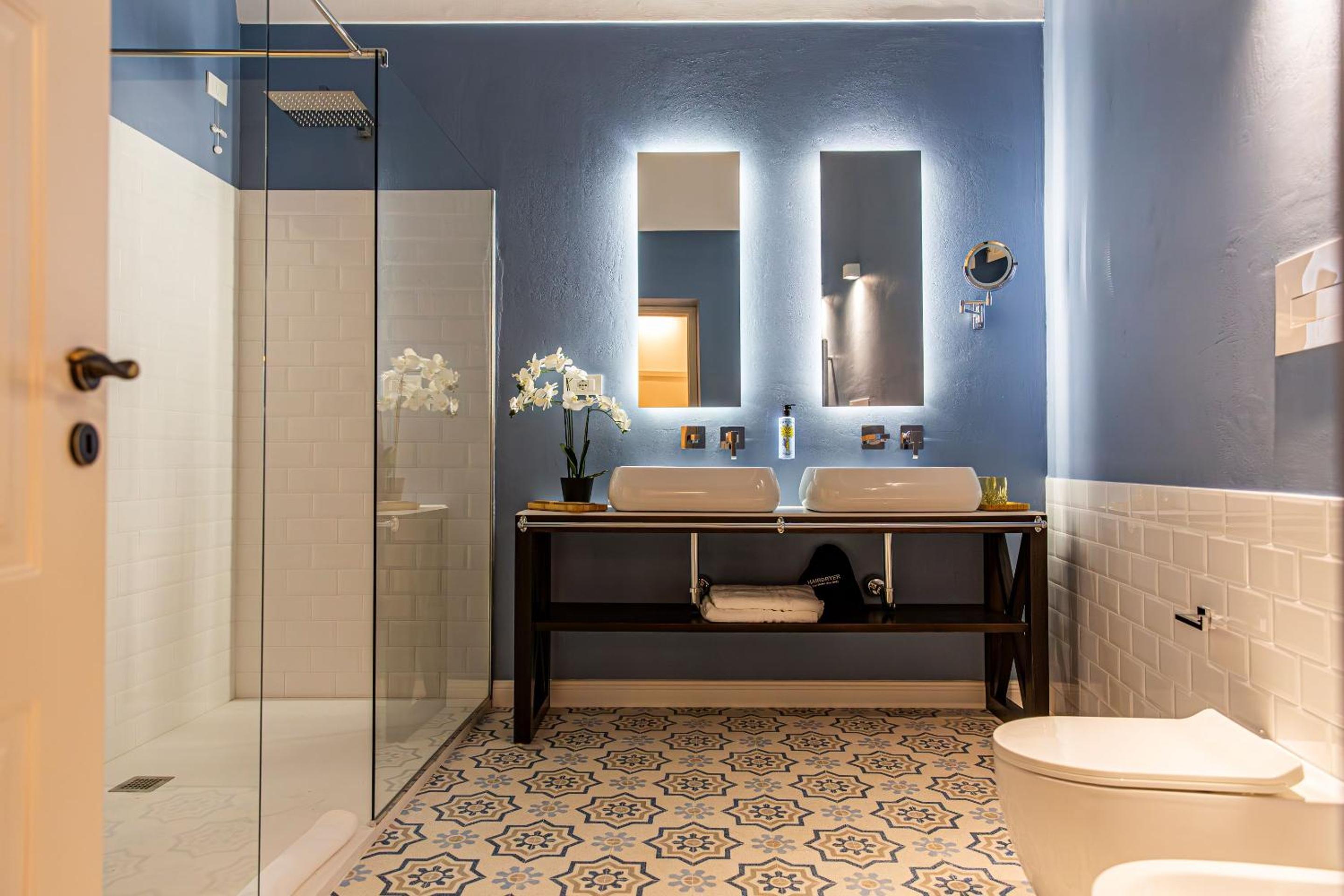 Executive Suite - Photo 20