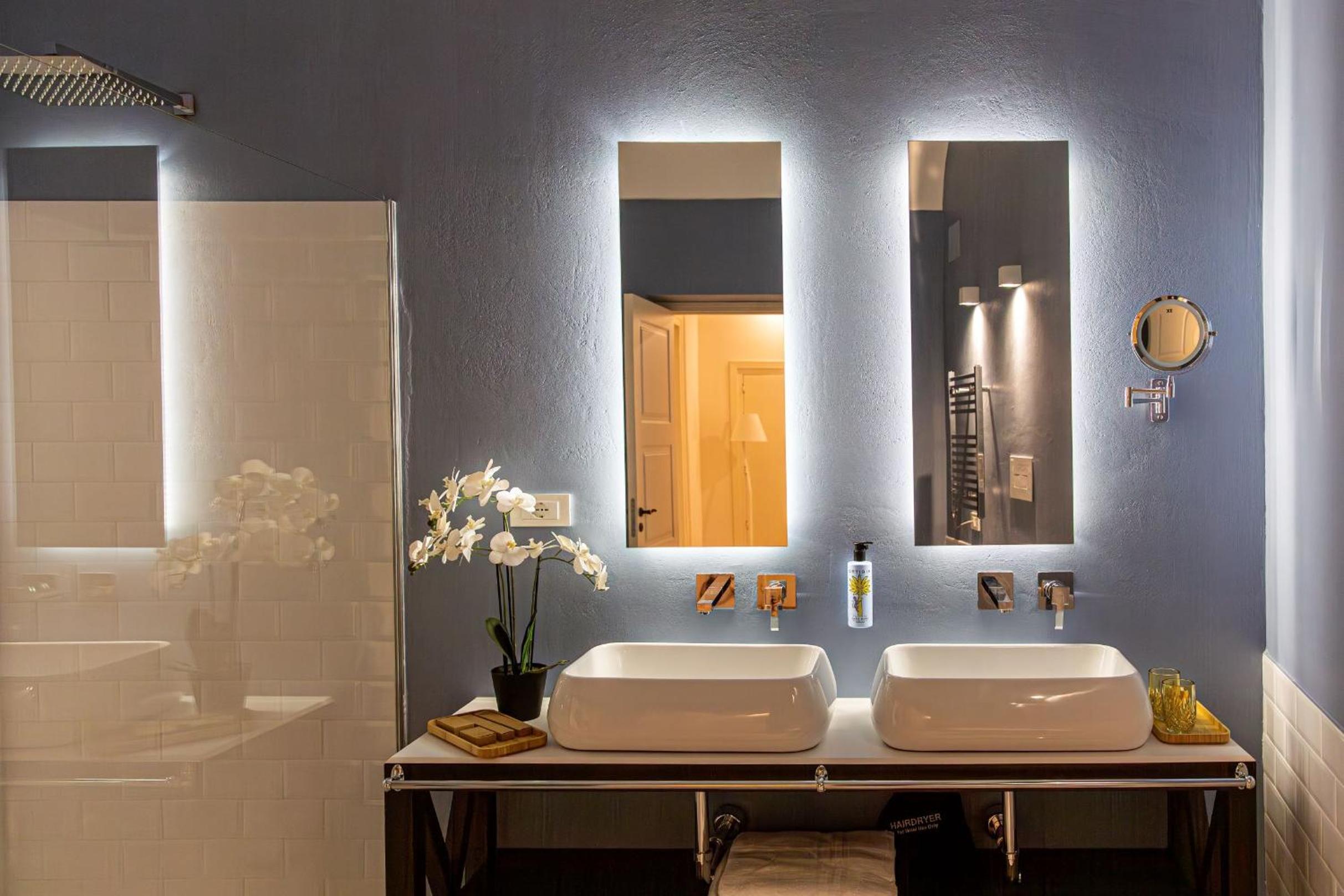 Executive Suite - Photo 19