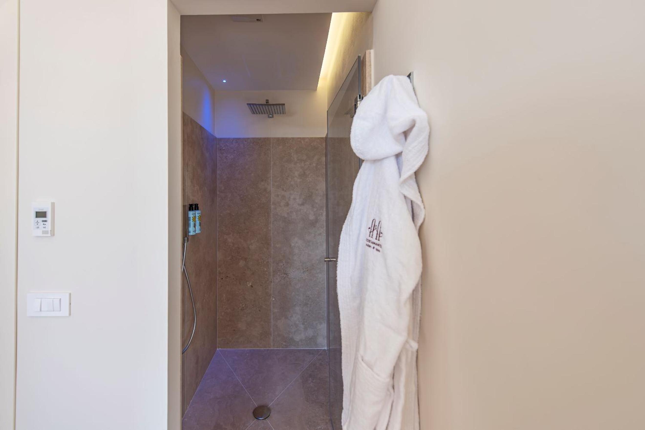 Deluxe Suite with Sea View photo 2