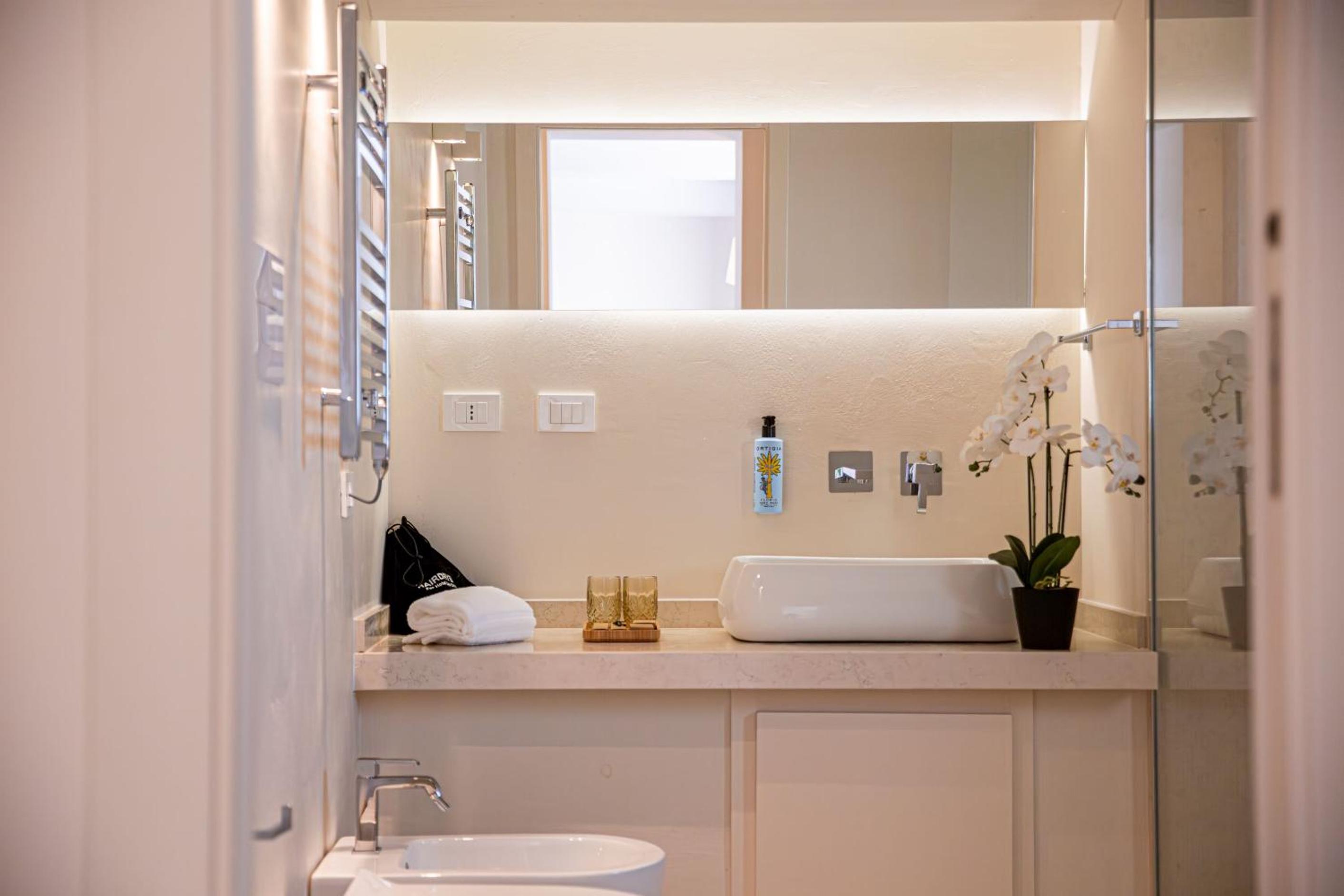 Deluxe Suite with Spa Bath and Sea View photo 2