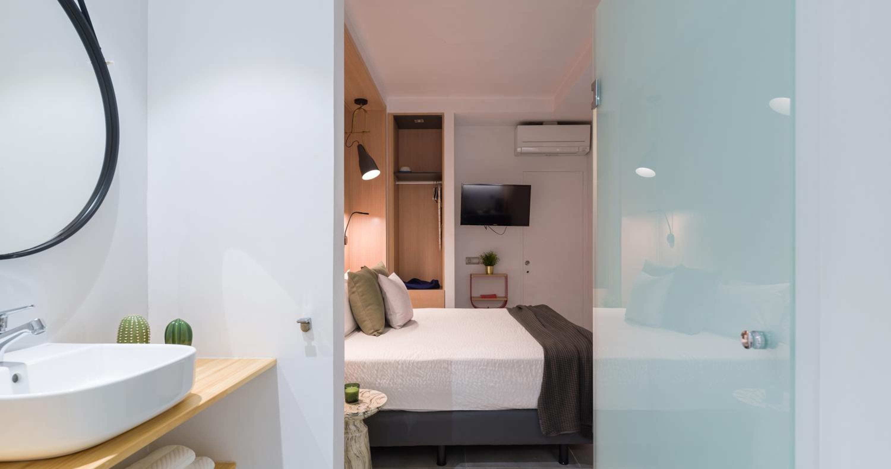 Economy Double Room thumbnail 6