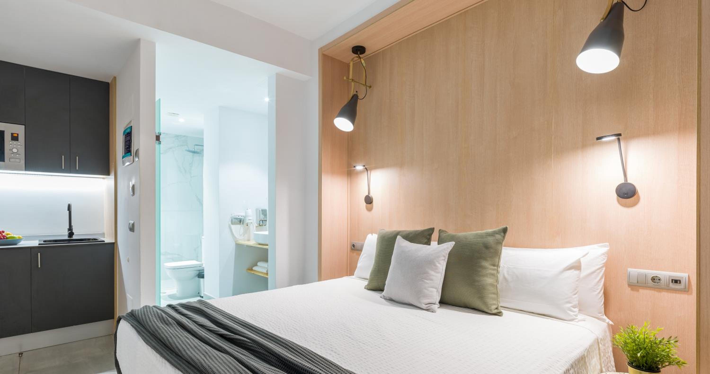 Economy Double Room thumbnail 5