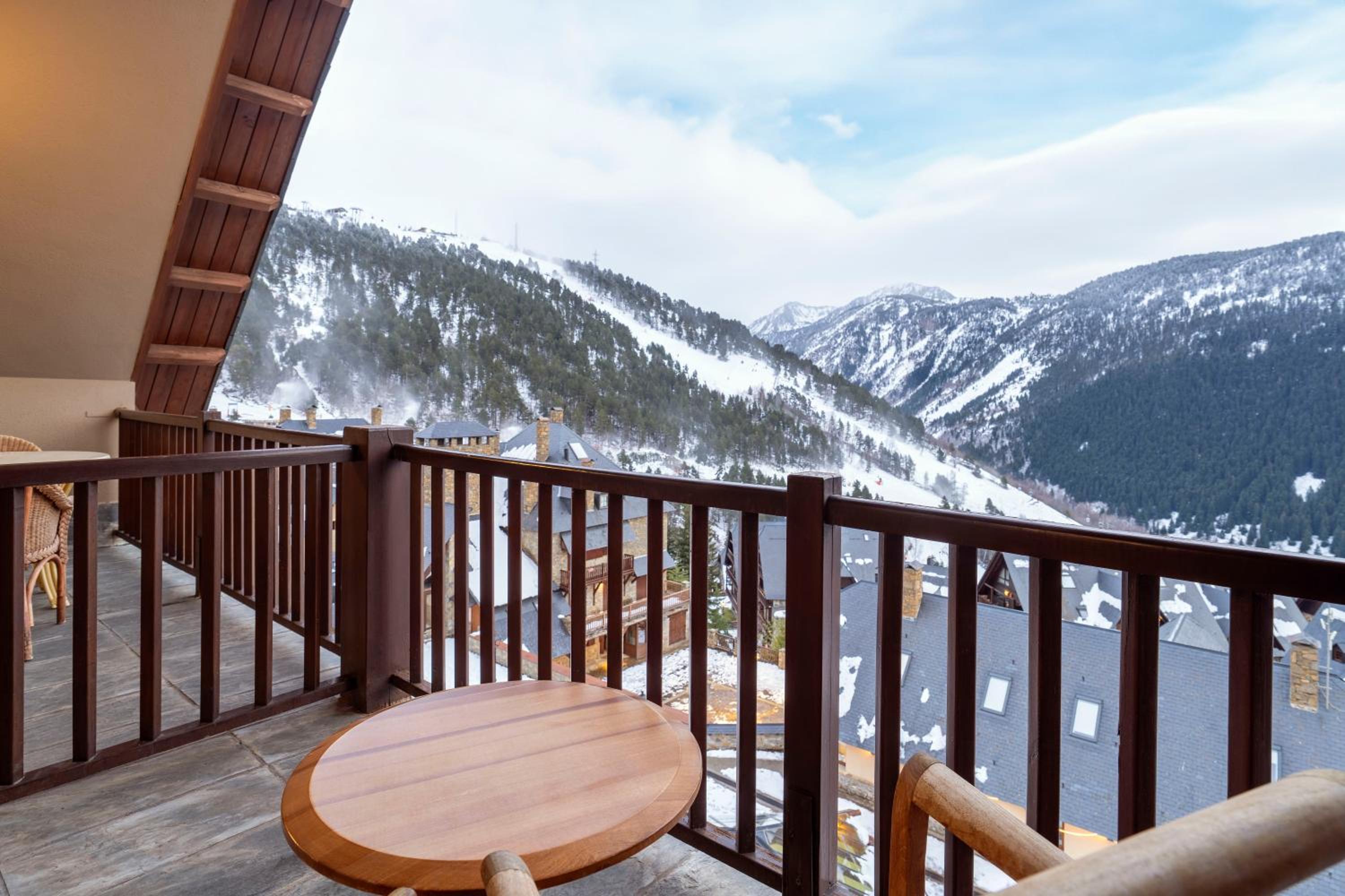 Deluxe Double Room with Balcony and Mountain View