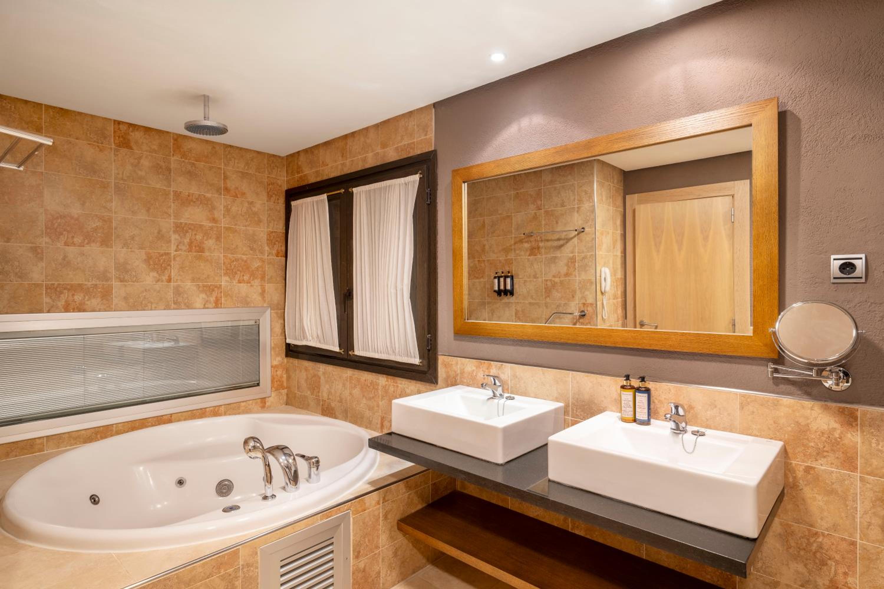 Suite with Mountain View photo 3
