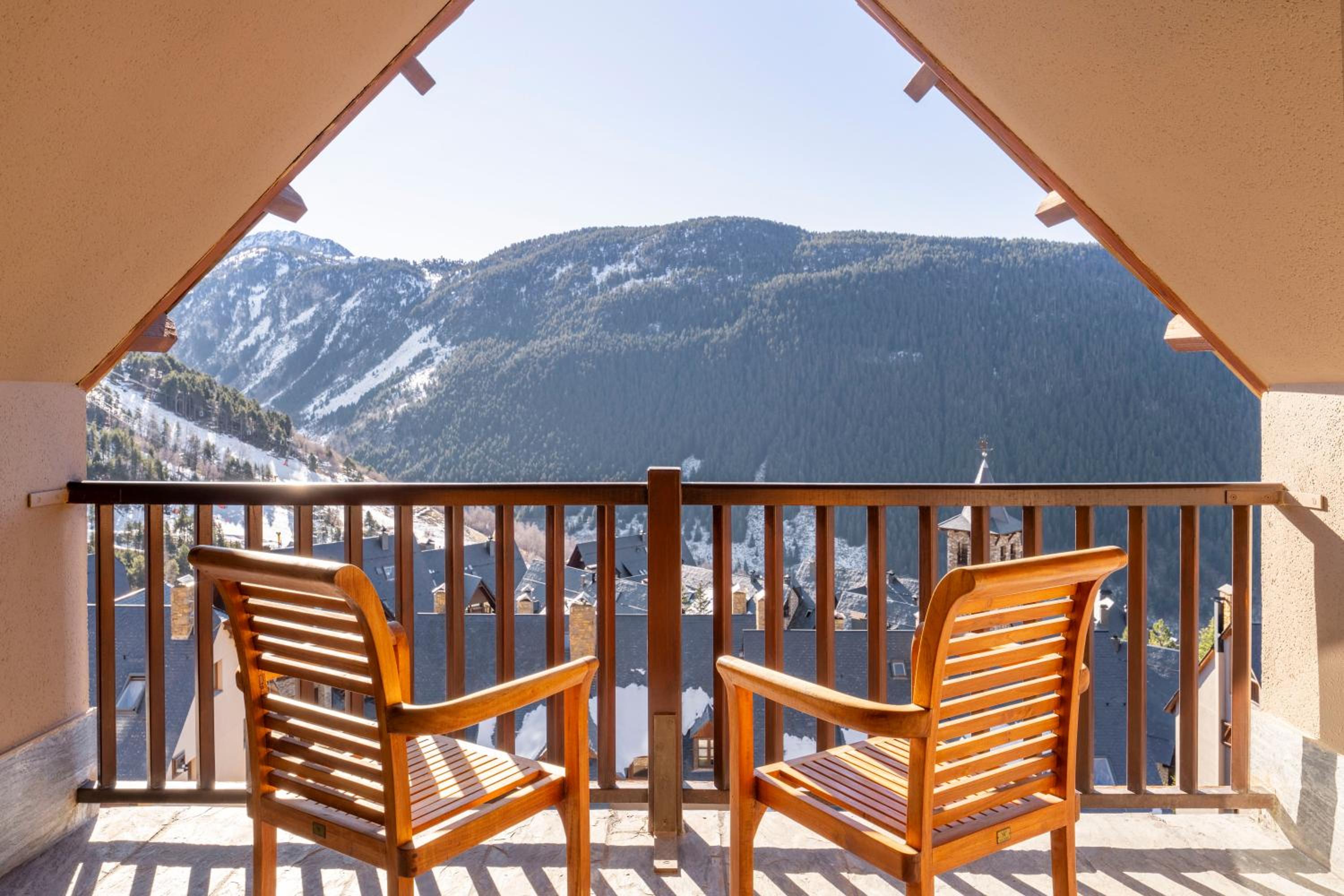 Deluxe Double Room with Balcony and Mountain View photo 2