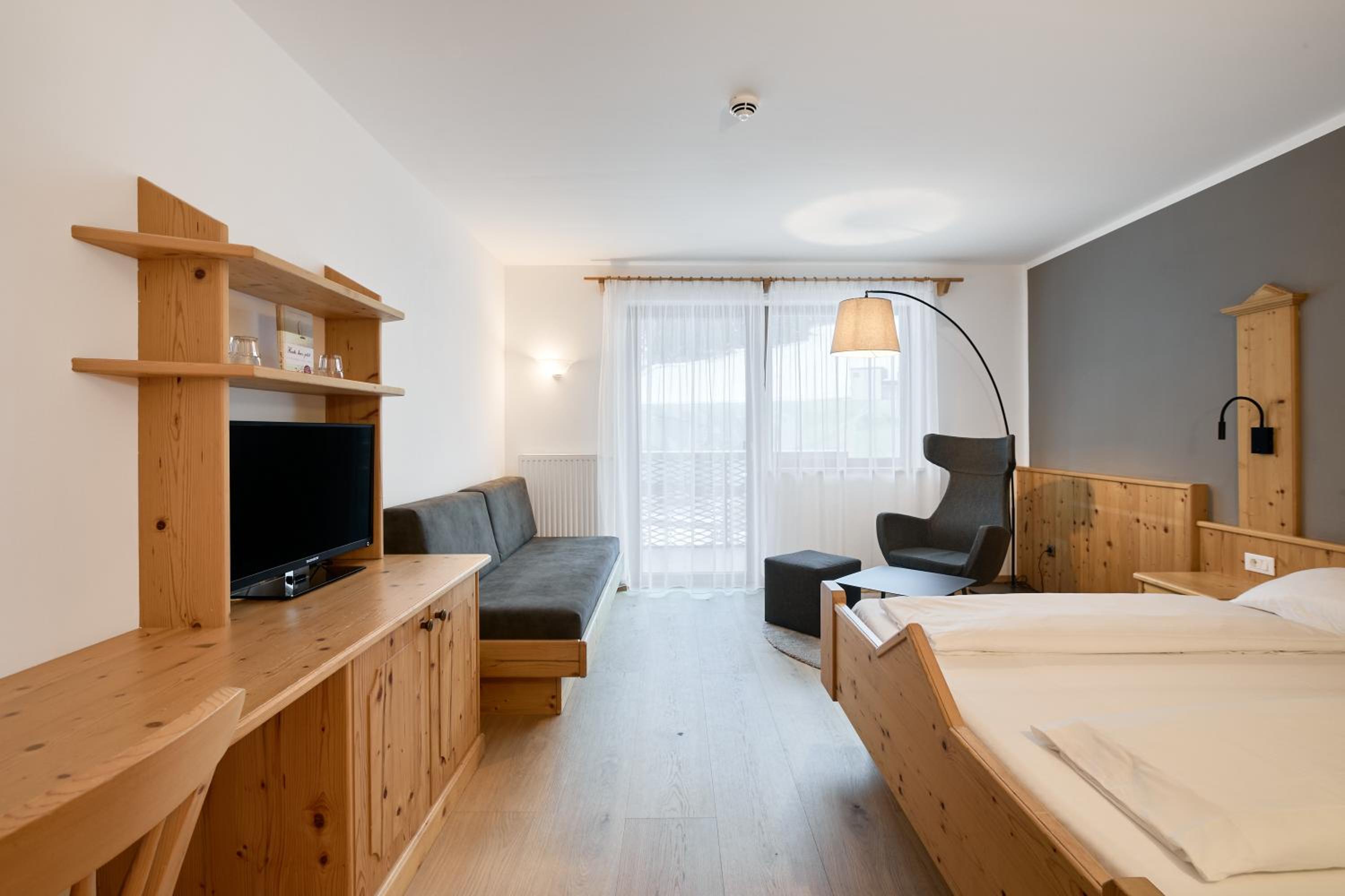 Double Room with Balcony - Photo 9