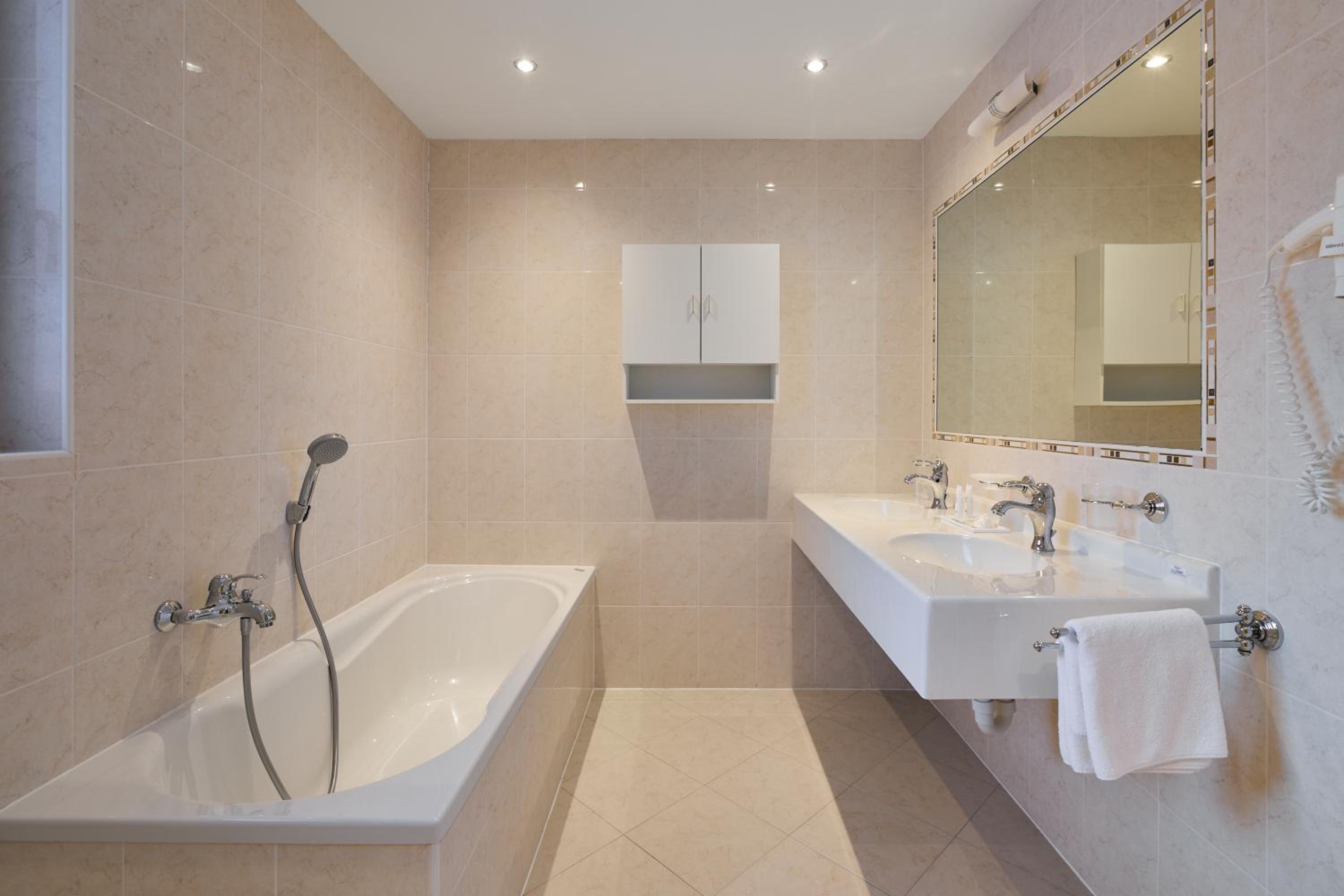 Double Room with Balcony - Photo 14