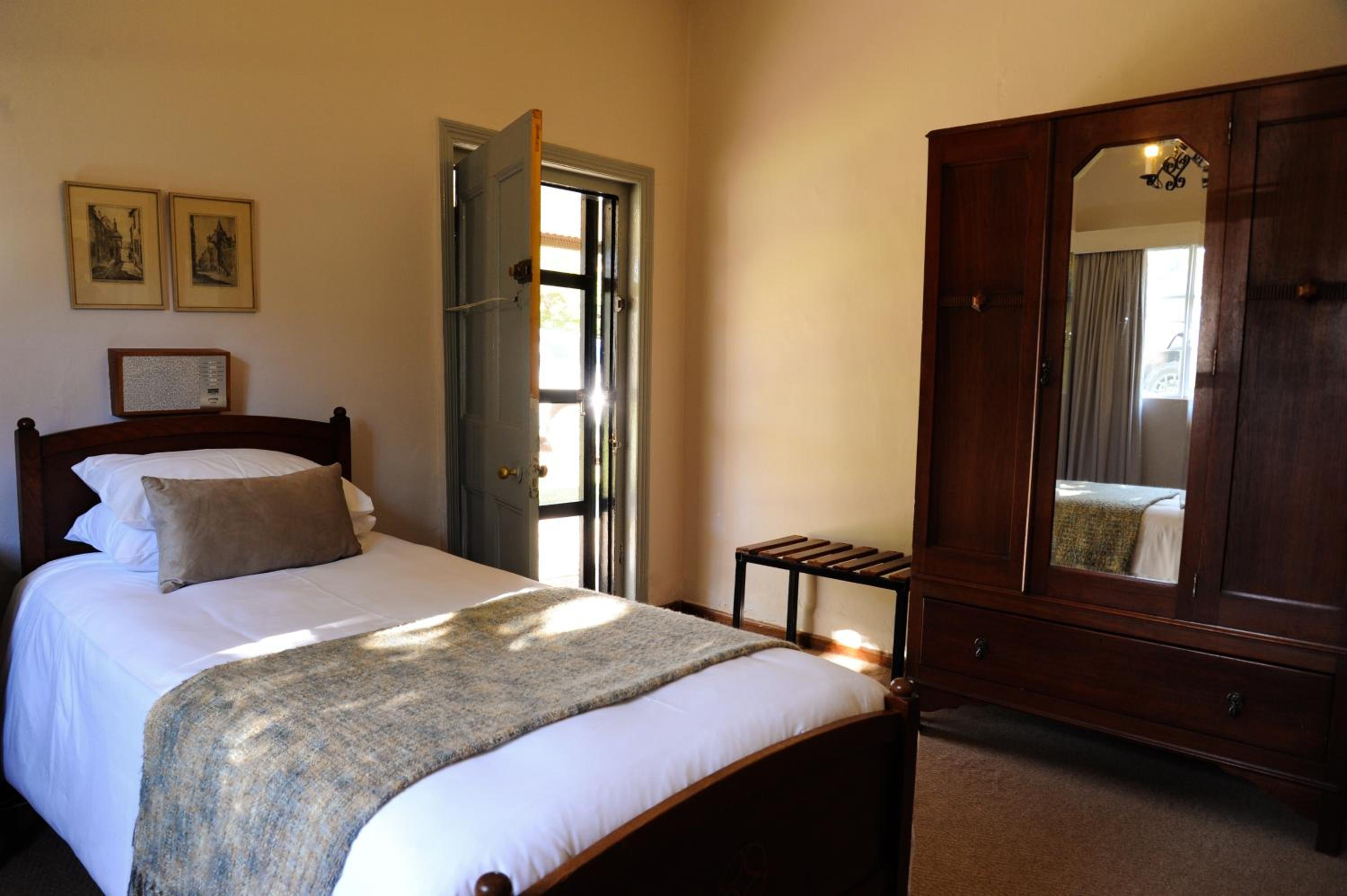 Single Room with Bathroom photo 1