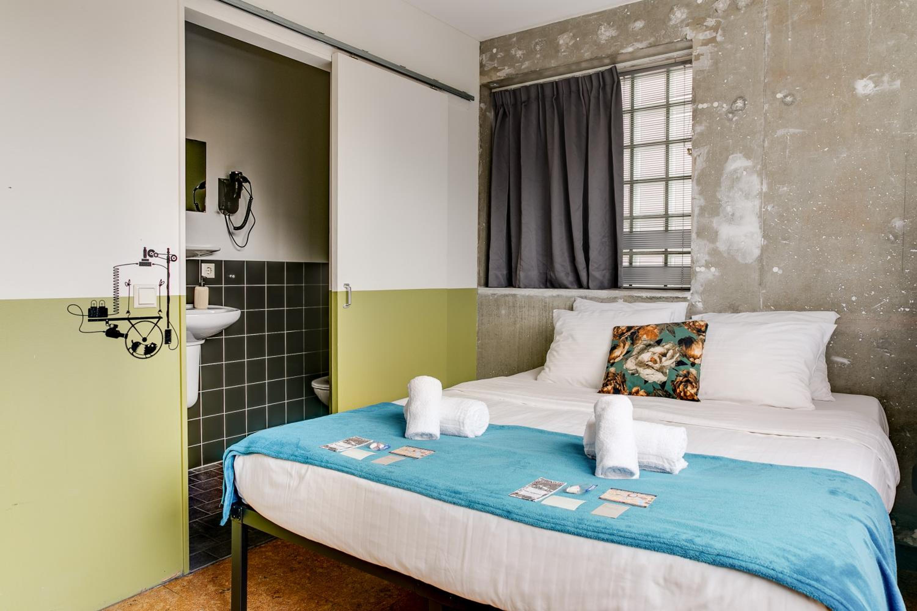 Deluxe Double En-Suite Room with Canal View photo 2