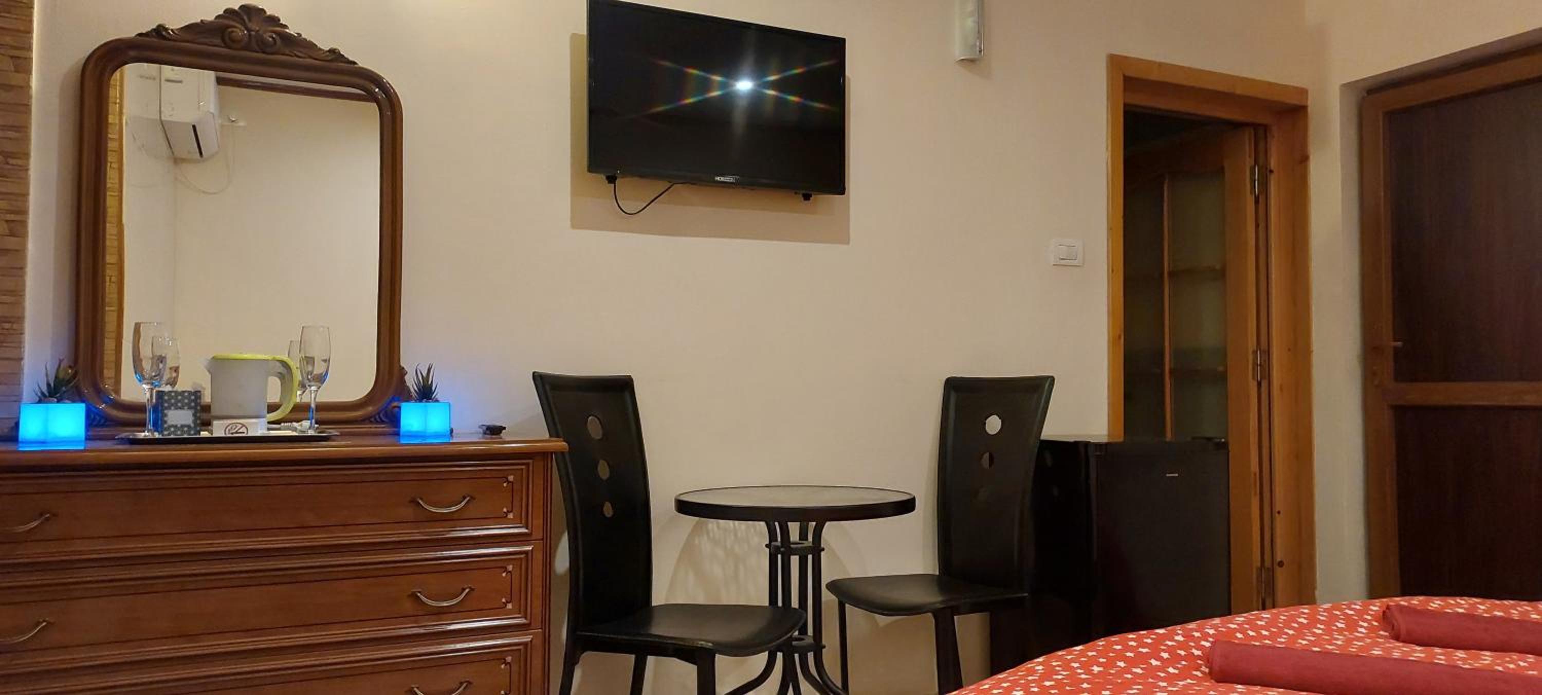 Double Room with Private Bathroom - Photo 3