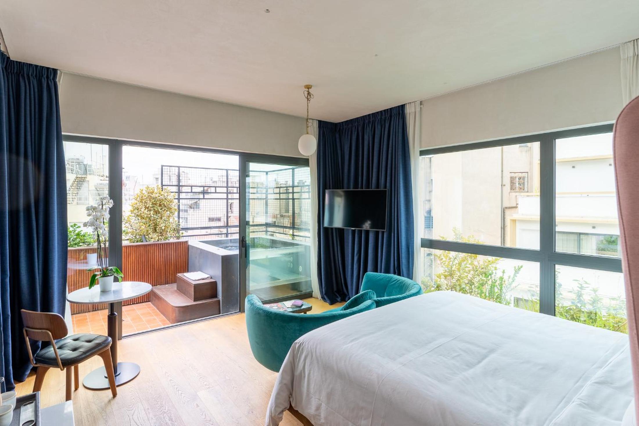 King Suite with Balcony photo 2