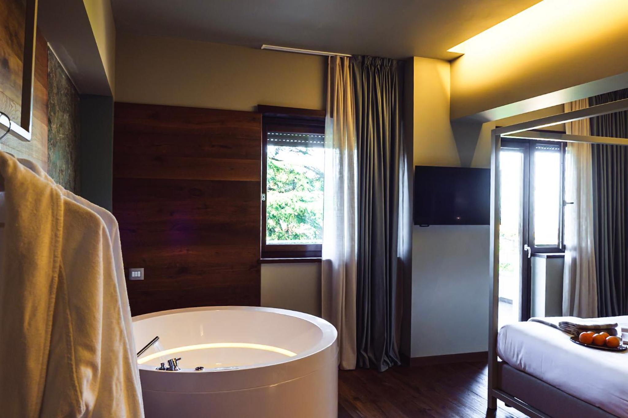 Suite with Hot Tub photo 3
