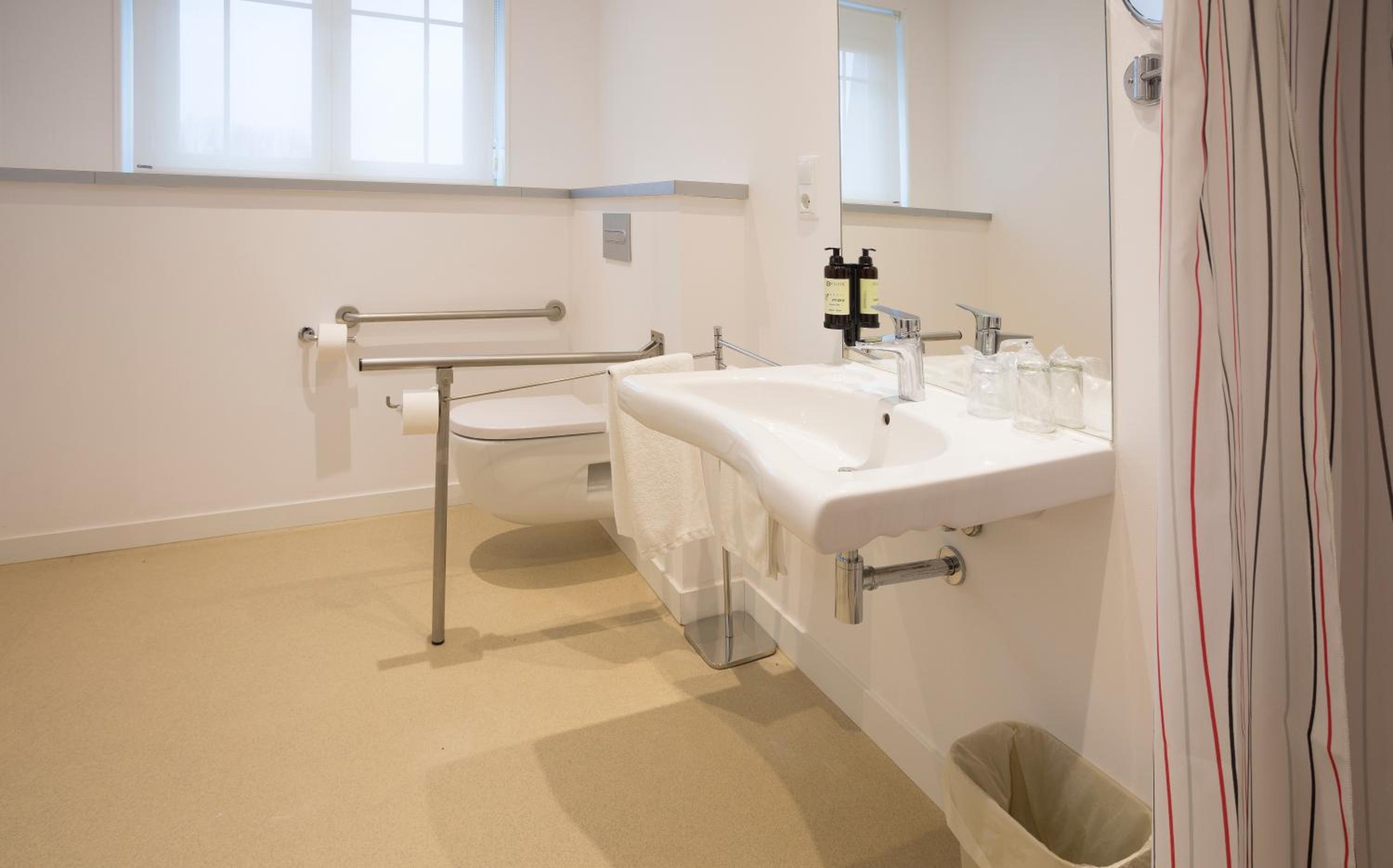 Twin Room - Disability Access photo 2
