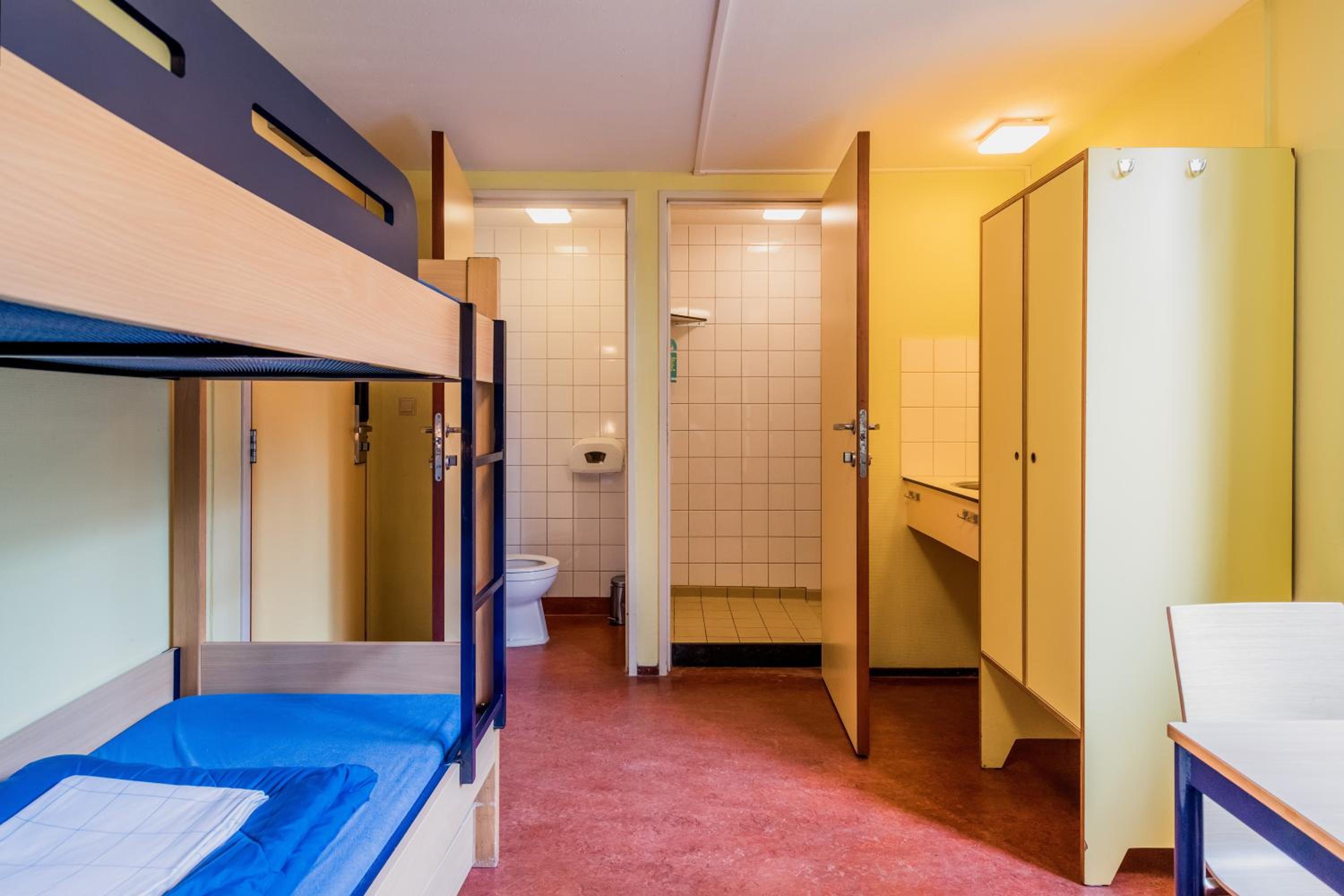 Quadruple Room with Private Bathroom and Shower photo 3