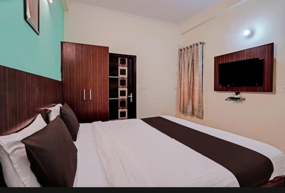 Deluxe Double Room (2 Adults + 1 Child)