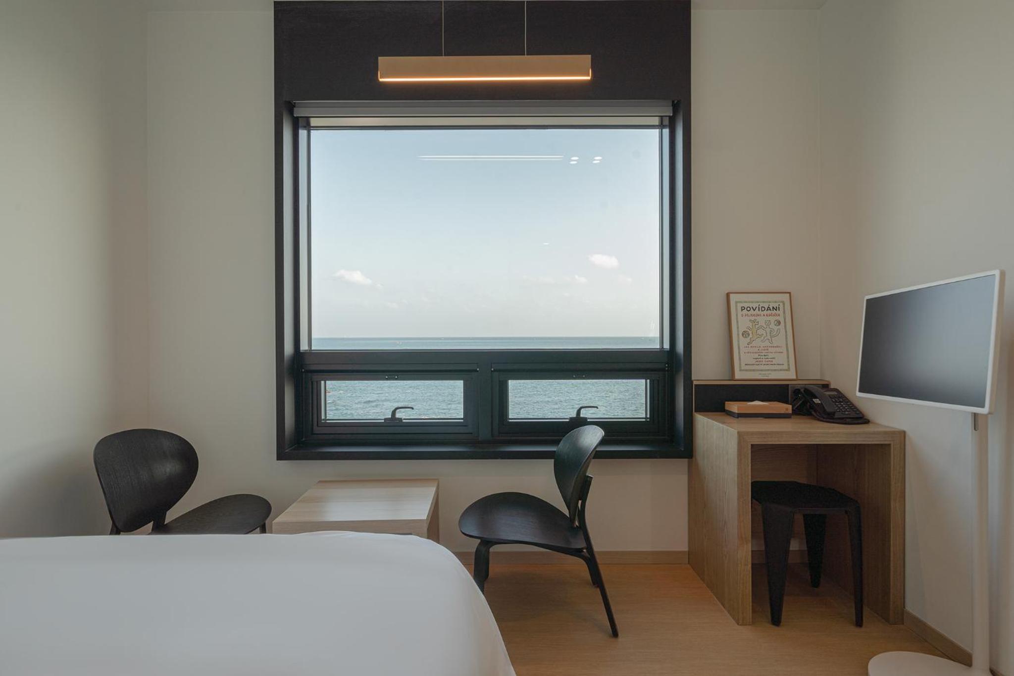 Deluxe Double Room with Sea View - Photo 11