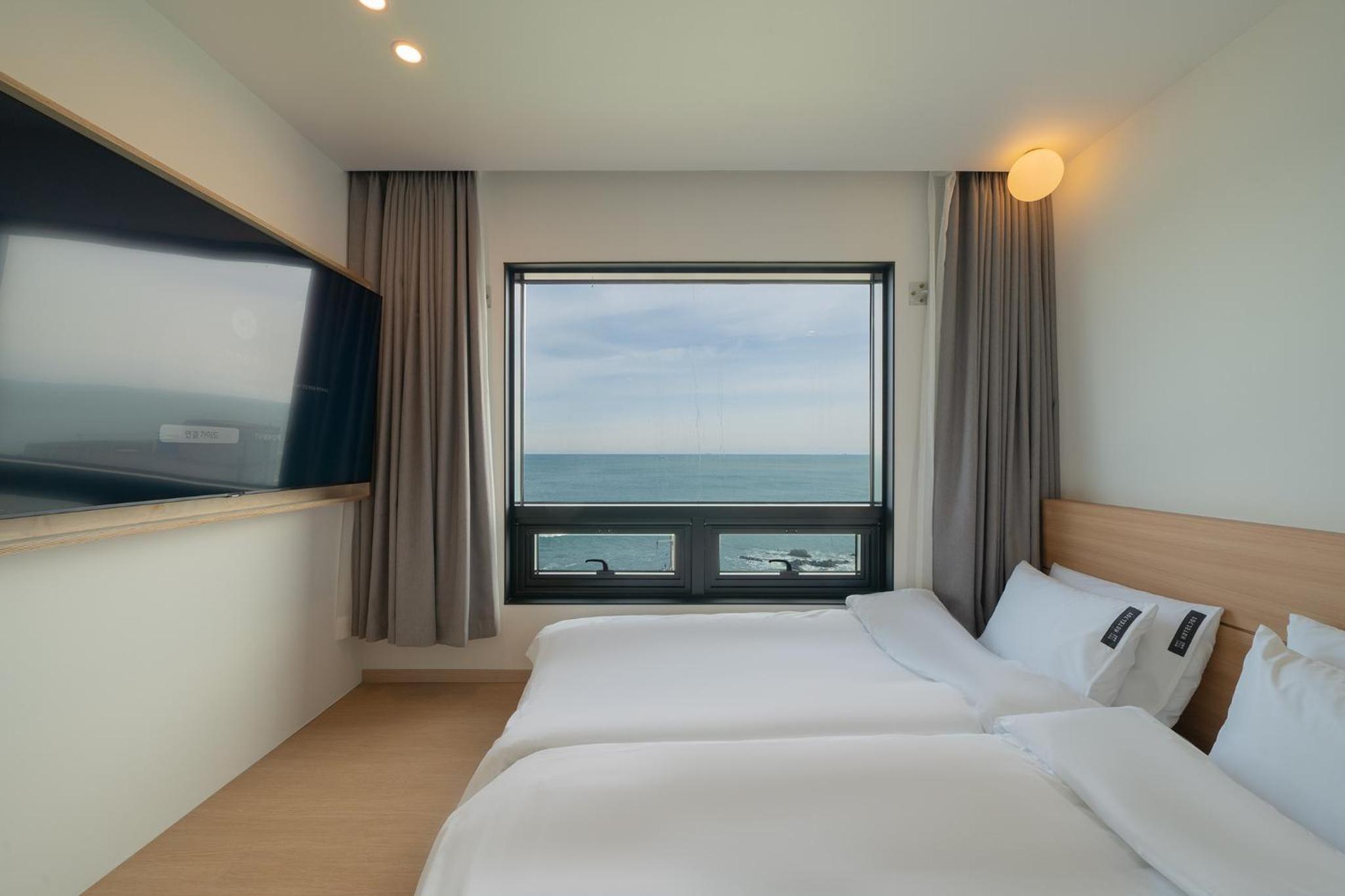 Deluxe Twin Room with Sea View - Photo 1
