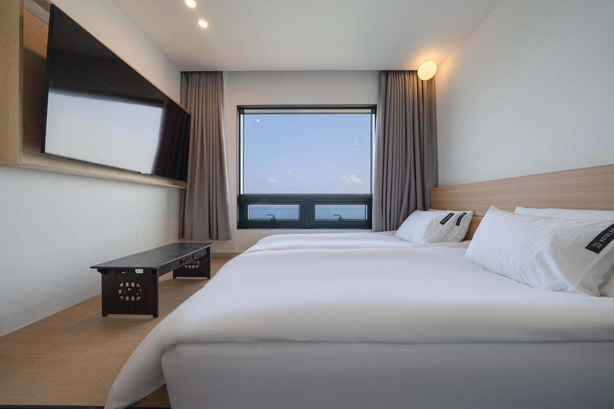 Deluxe Twin Room with Sea View - Photo 5