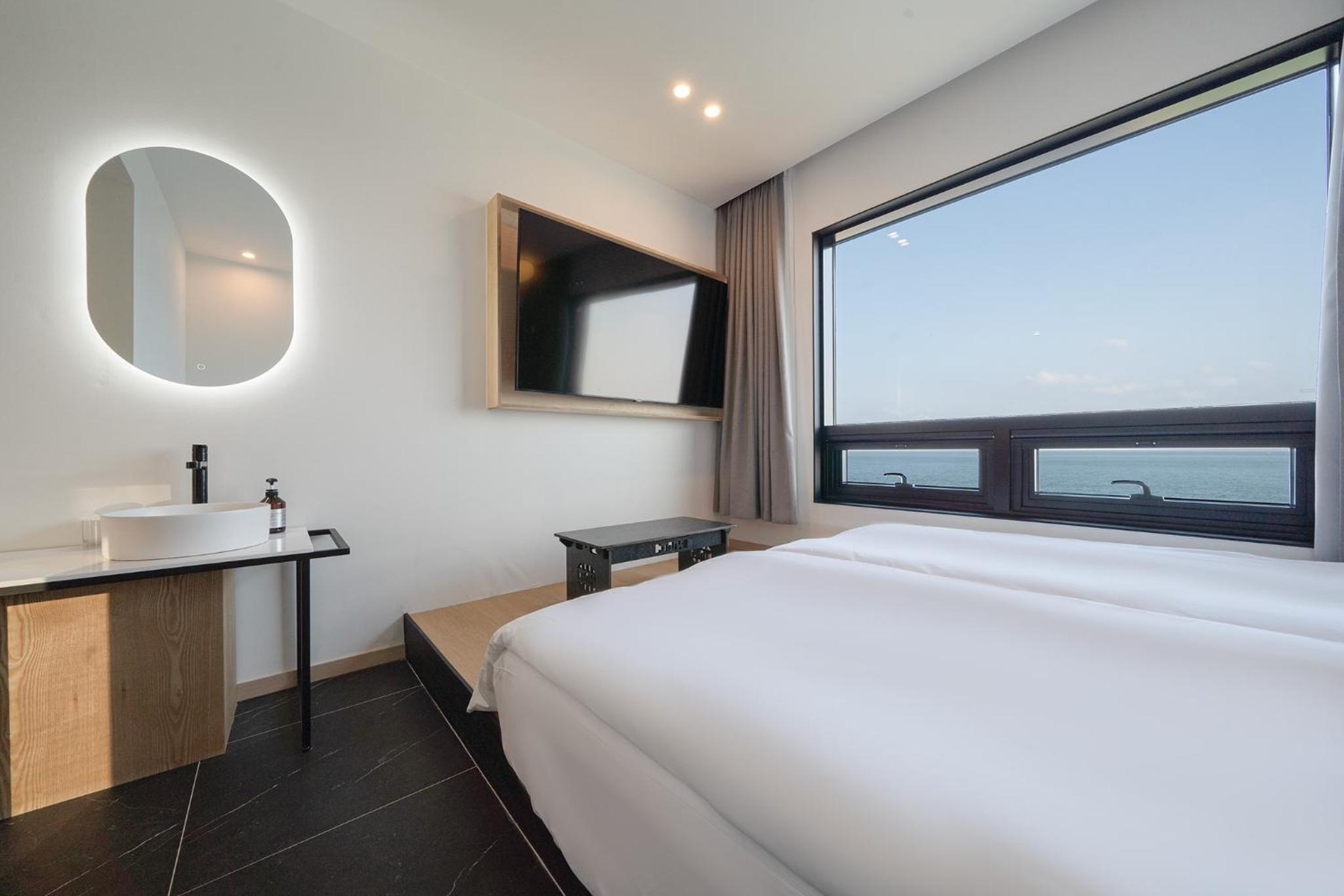 Deluxe Twin Room with Sea View - Photo 2